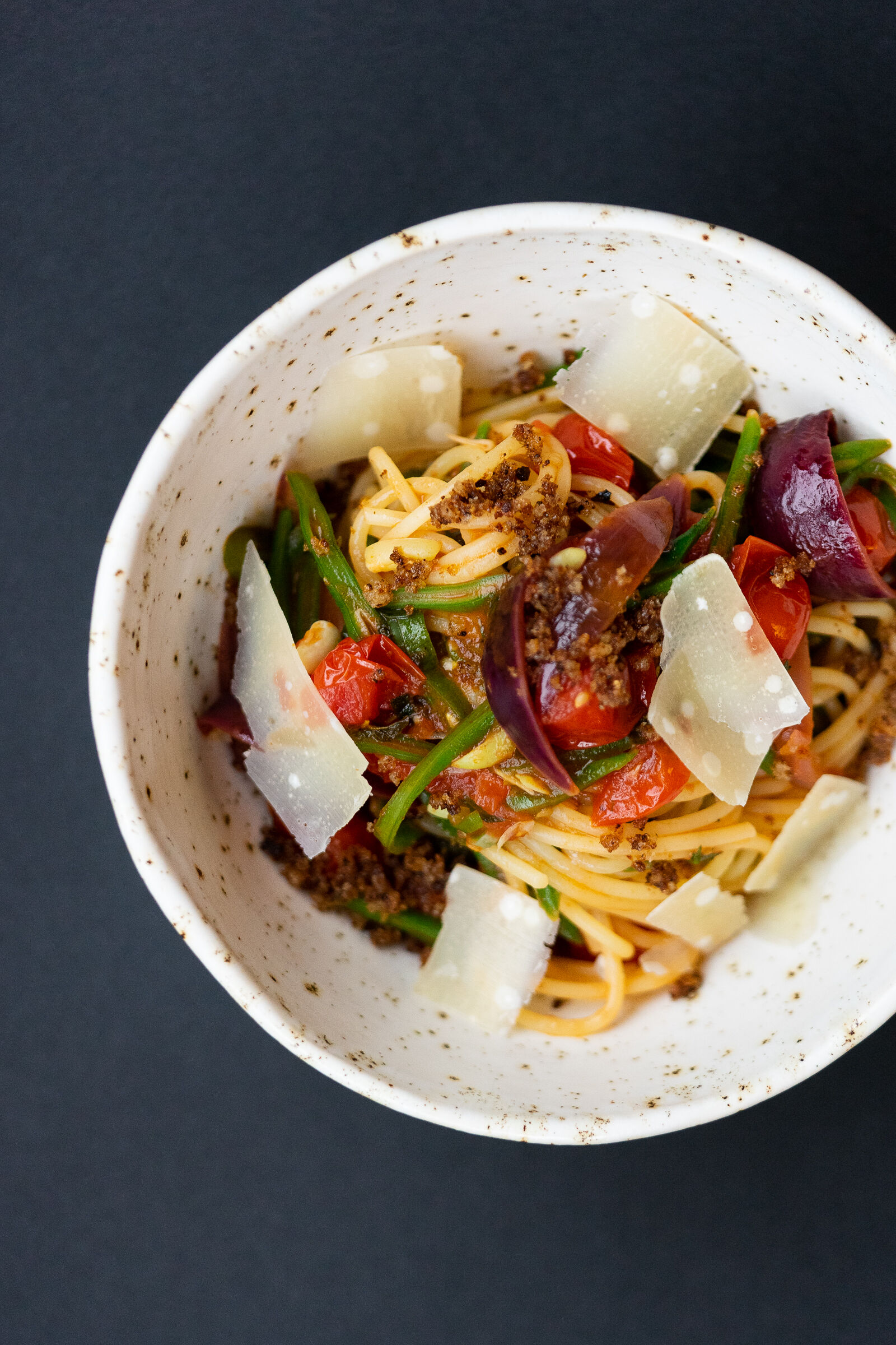 Spaghettini mit Kefen, Cherrytomaten und roten Zwiebeln