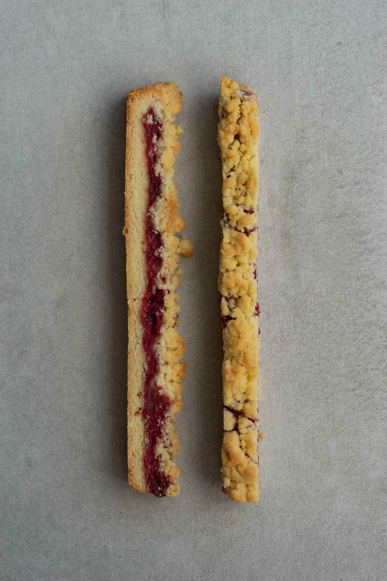 Himbeer-Bars mit gesalzenen Buttercrumbles
