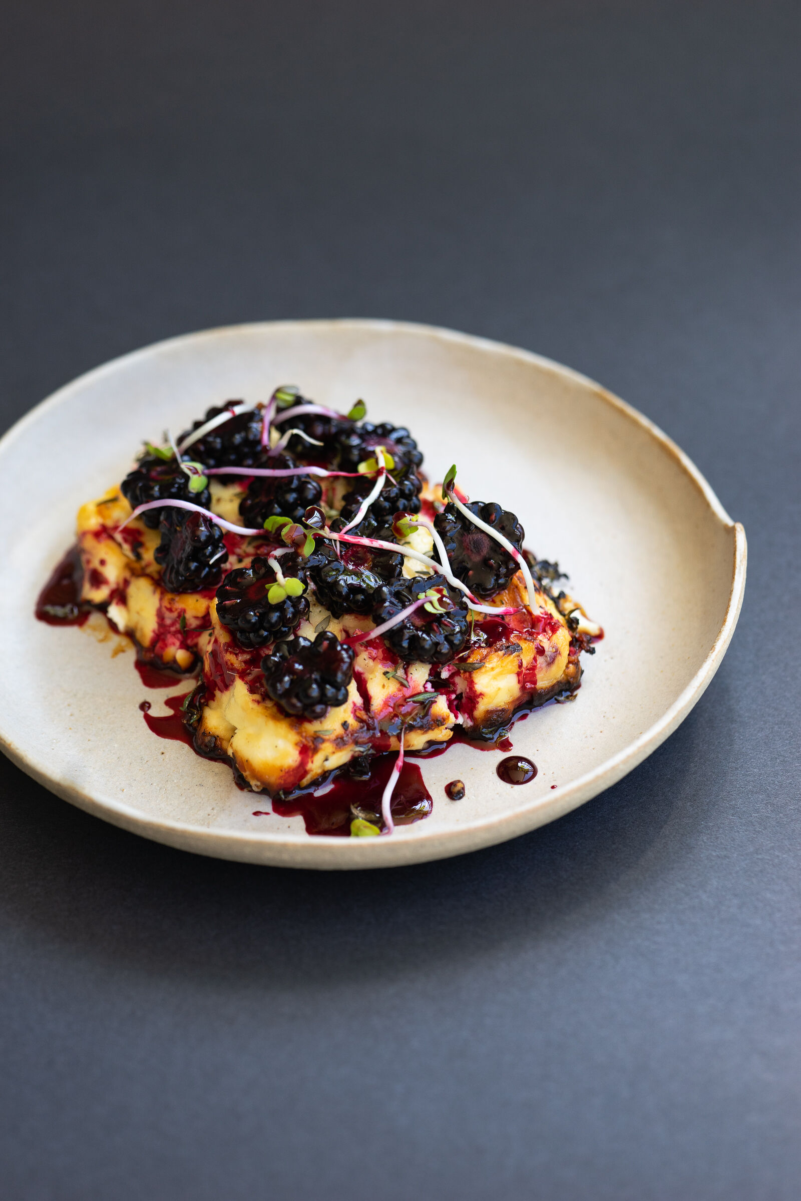 Gebackener Feta mit Brombeeren und Randensirup