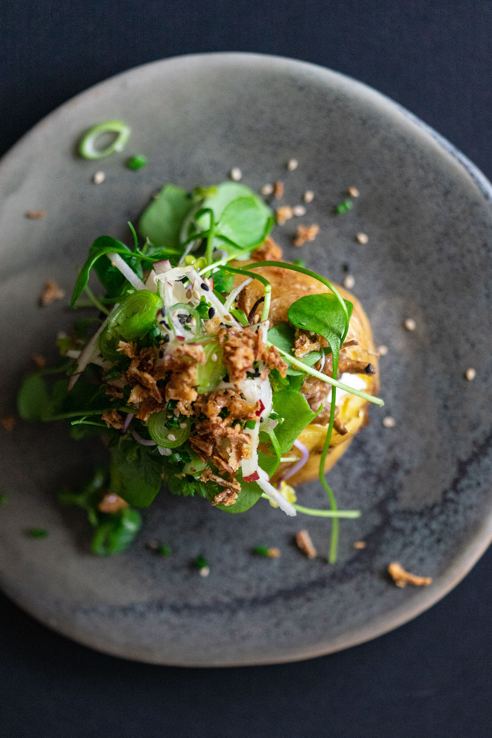 Baked Potatoes mit Miso Pilzen, Apfel und Ingwer
