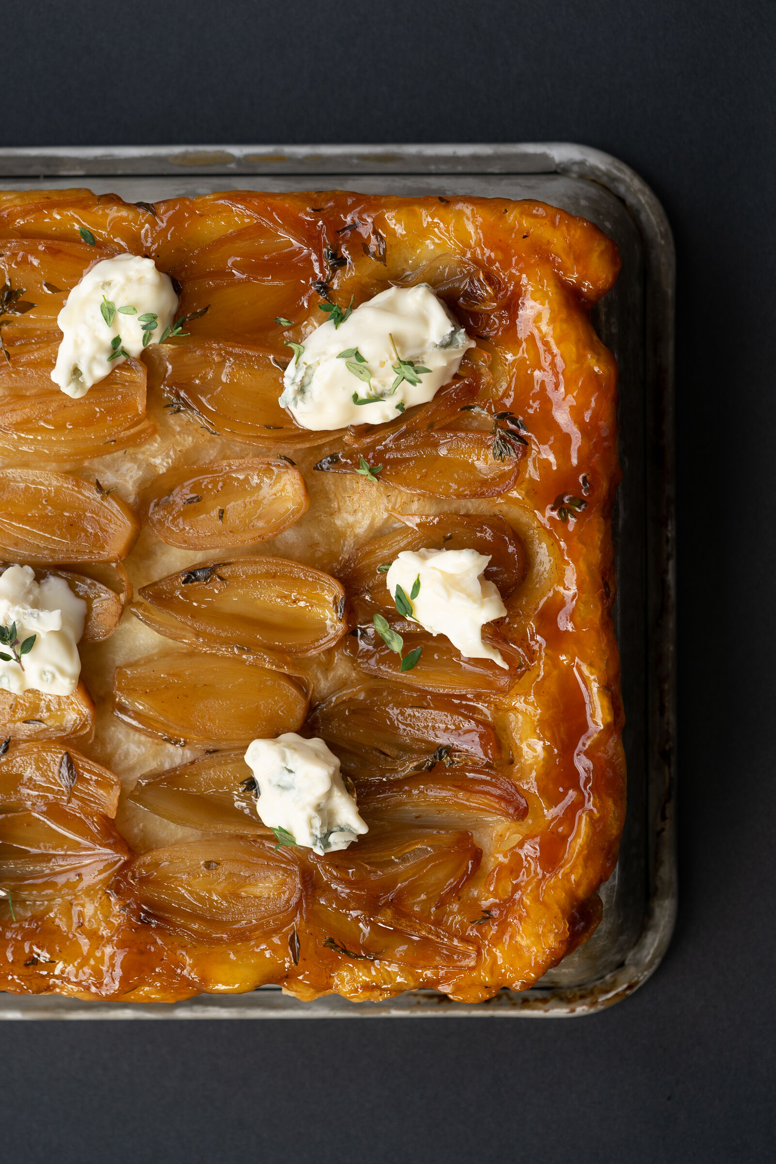 Schalotten-Tarte mit Blauschimmelkäse und Thymian