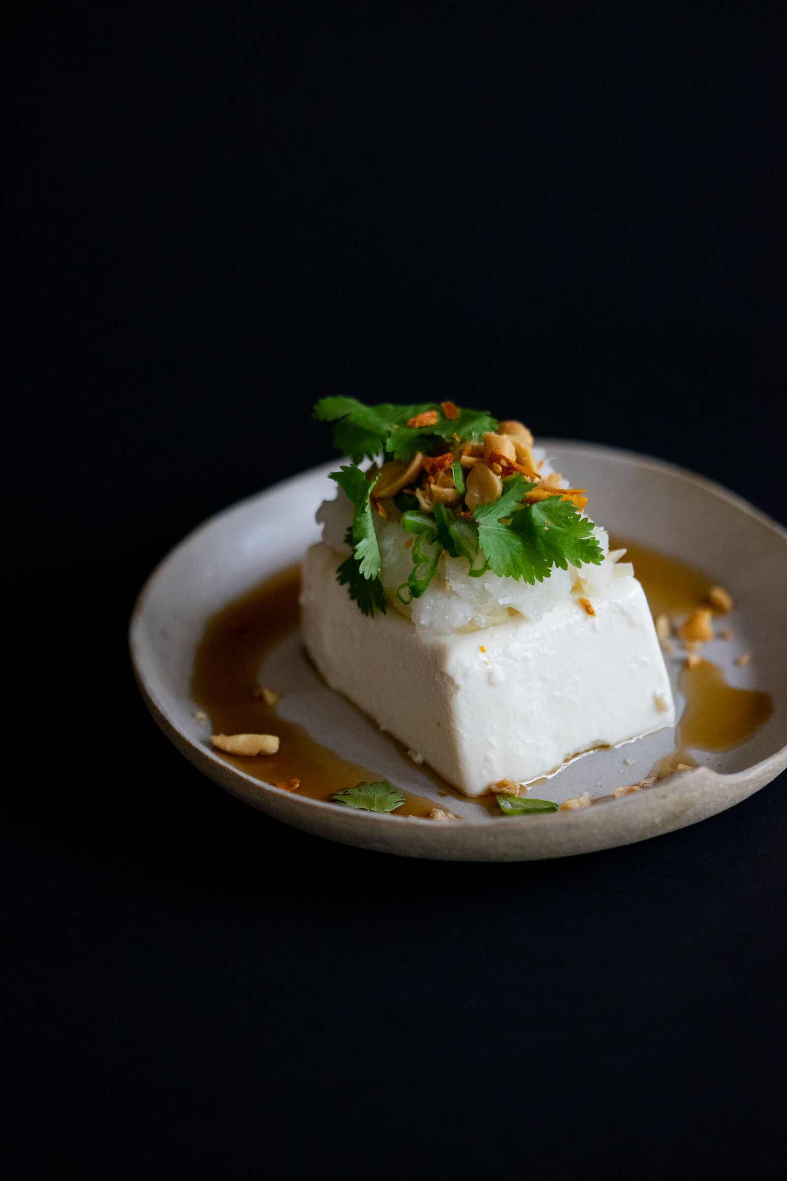 Seidentofu mit Rettich, Erdnüssen und Koriander