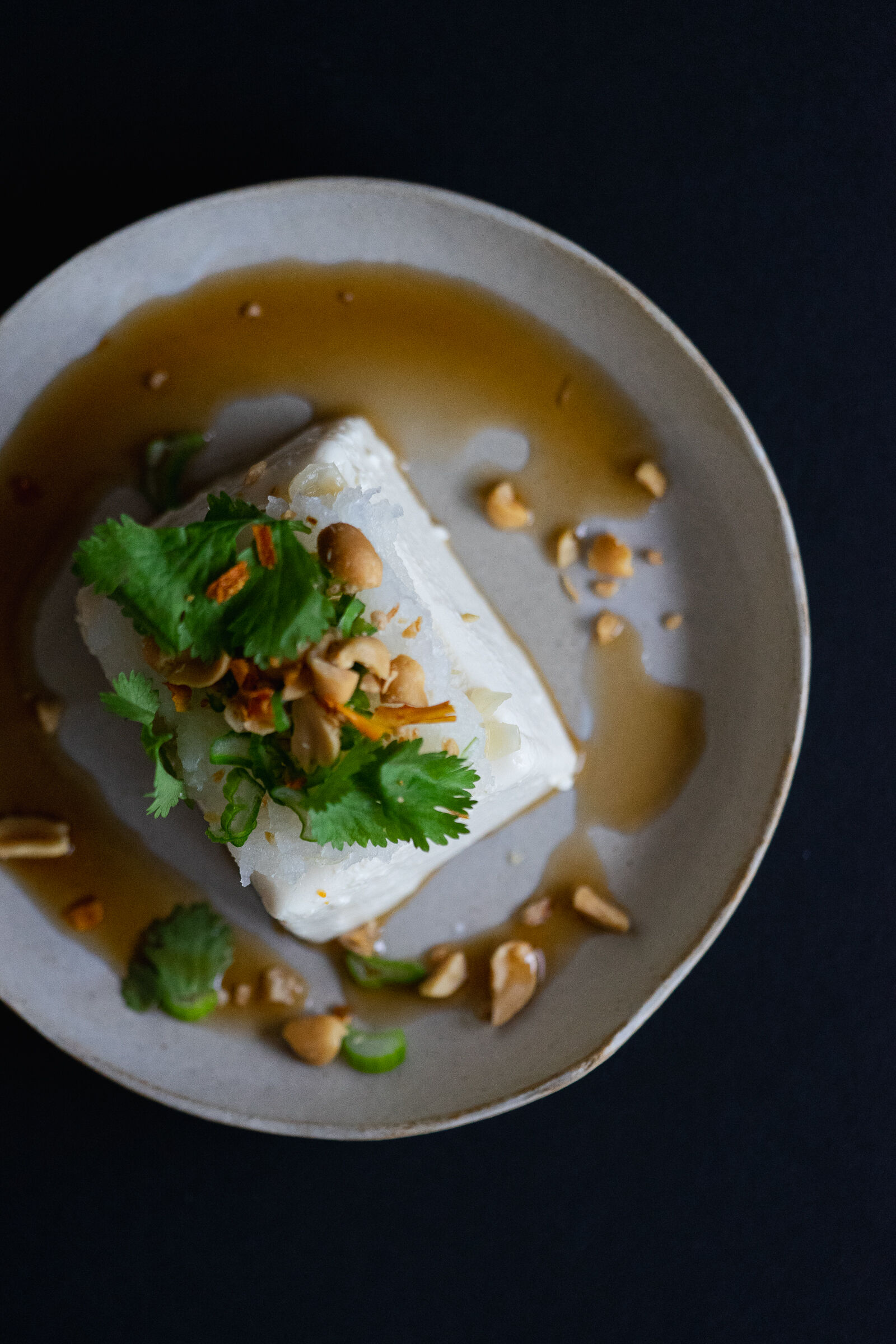 Seidentofu mit Rettich, Erdnüssen und Koriander