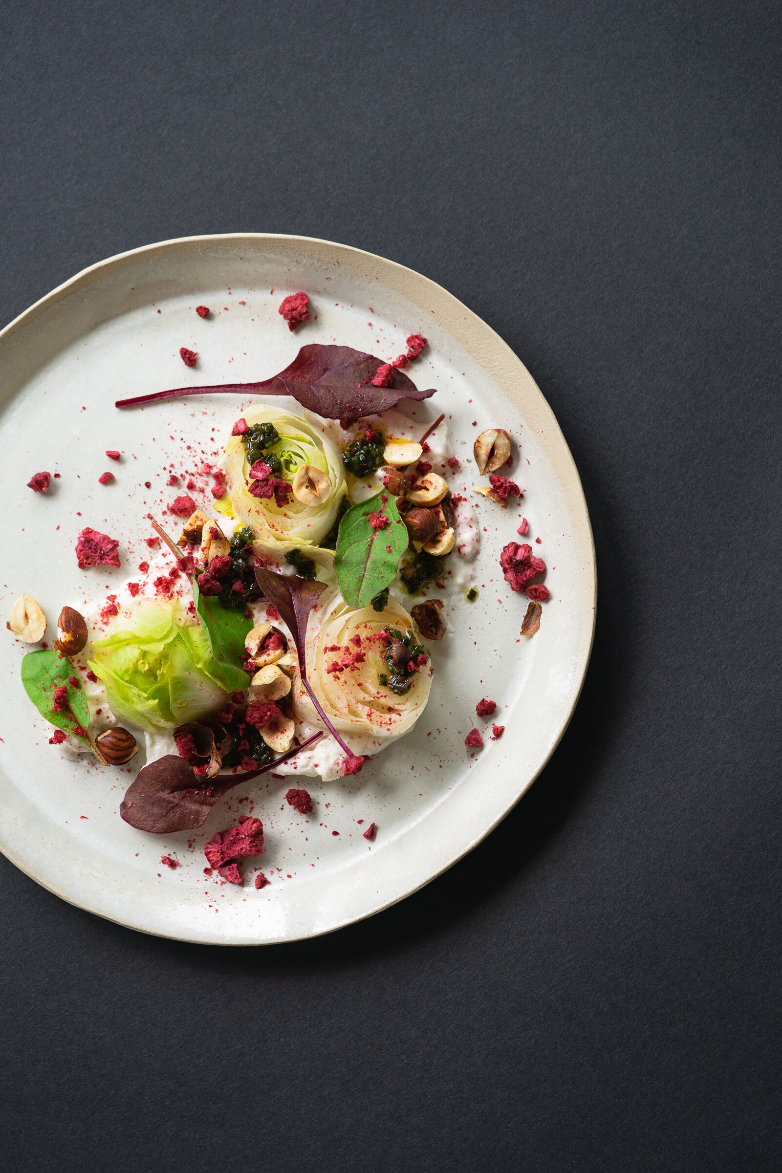 Chicorée mit Burrata, Himbeeren und Haselnüssen