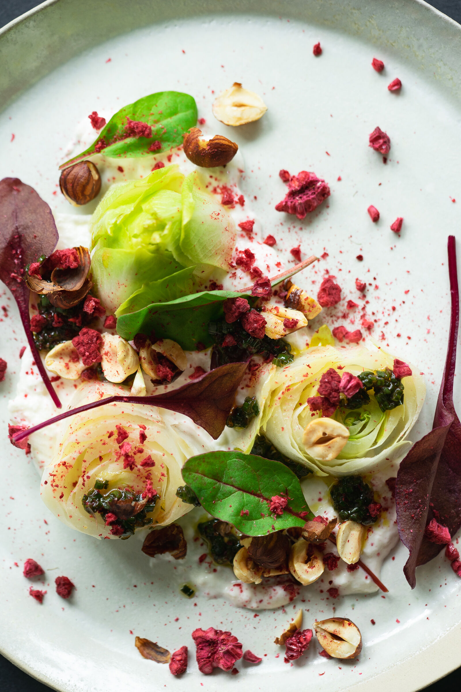 Chicorée mit Burrata, Himbeeren und Haselnüssen
