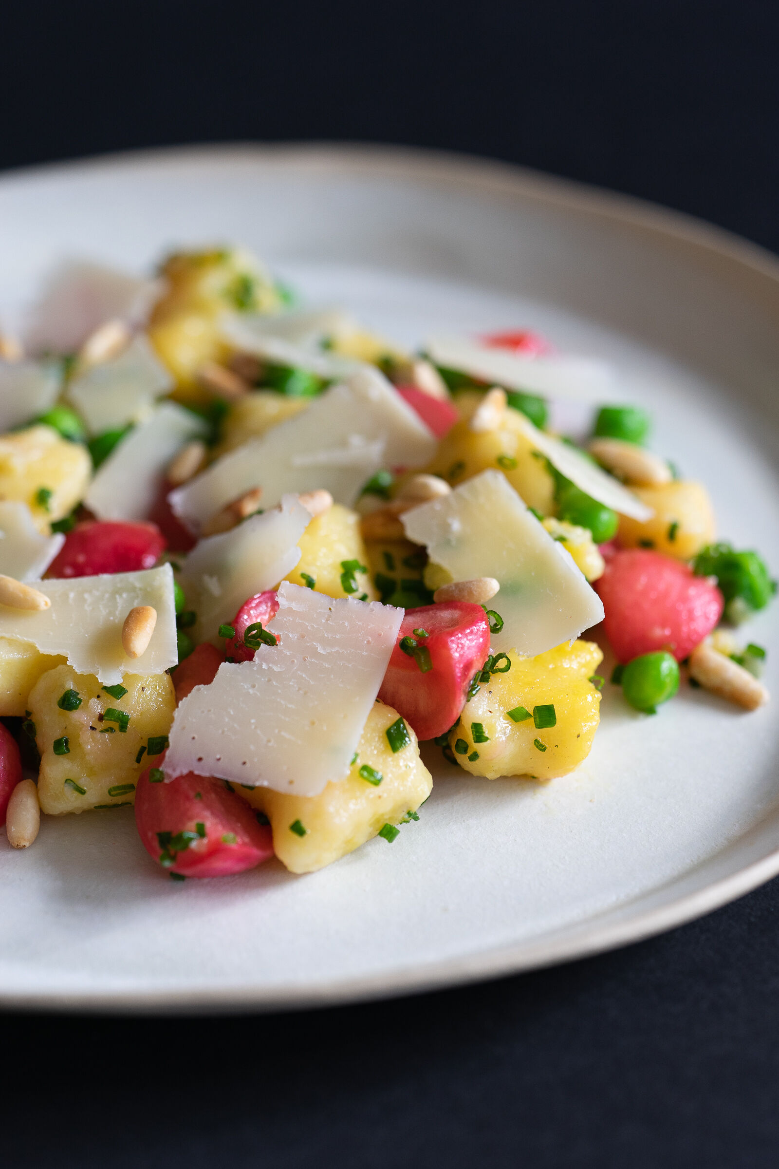 Kartoffelgnocchi mit Radieschen, Erbsen und Parmesan