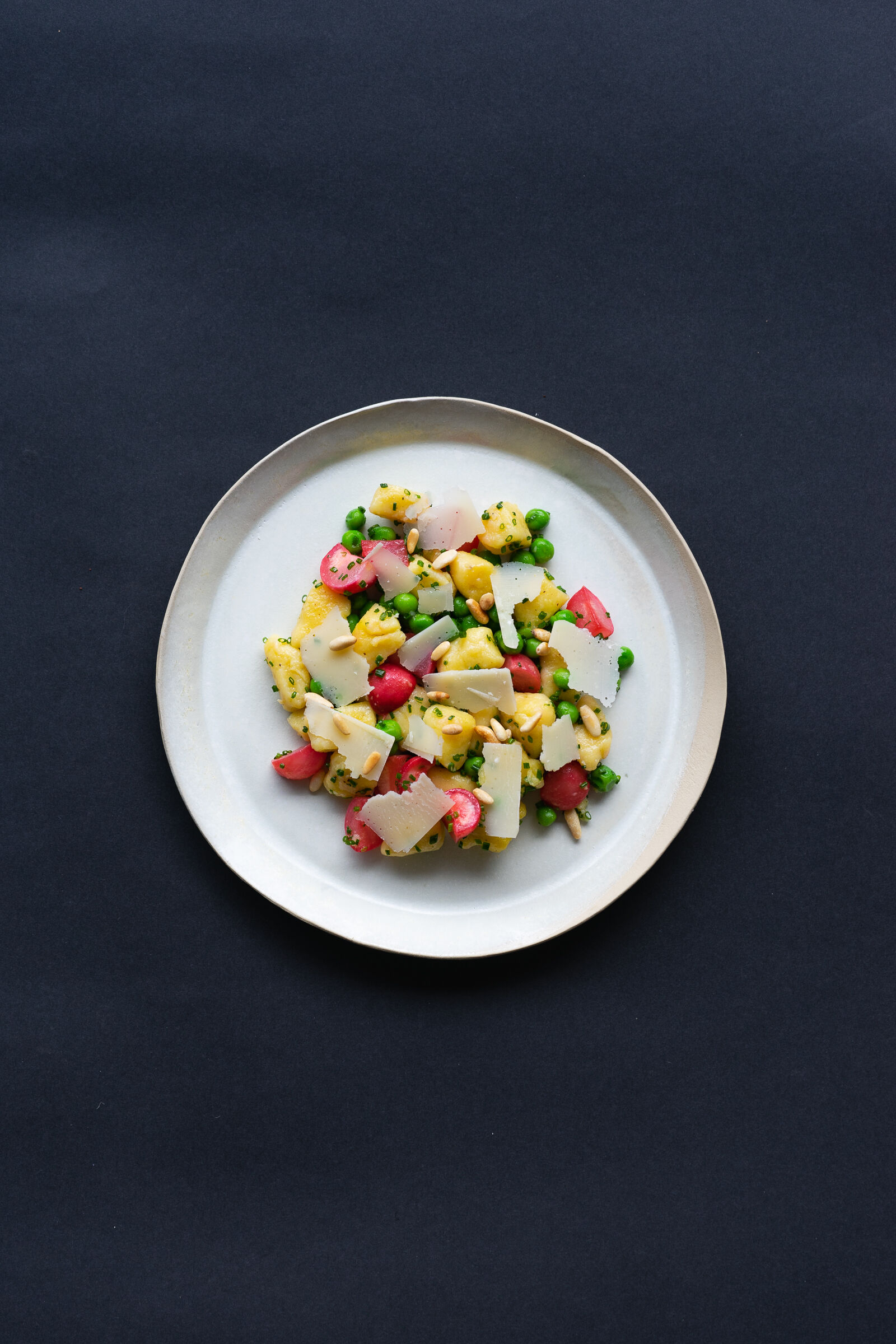 Kartoffelgnocchi mit Radieschen, Erbsen und Parmesan