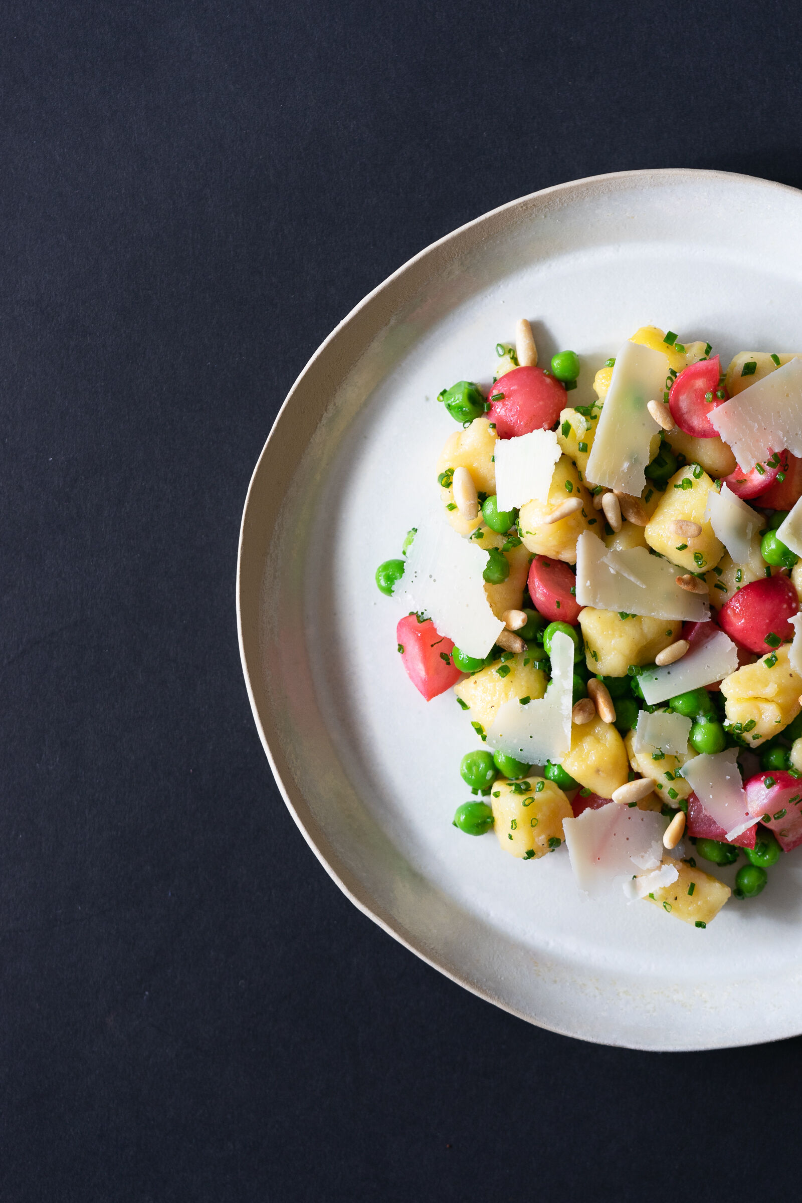 Kartoffelgnocchi mit Radieschen, Erbsen und Parmesan