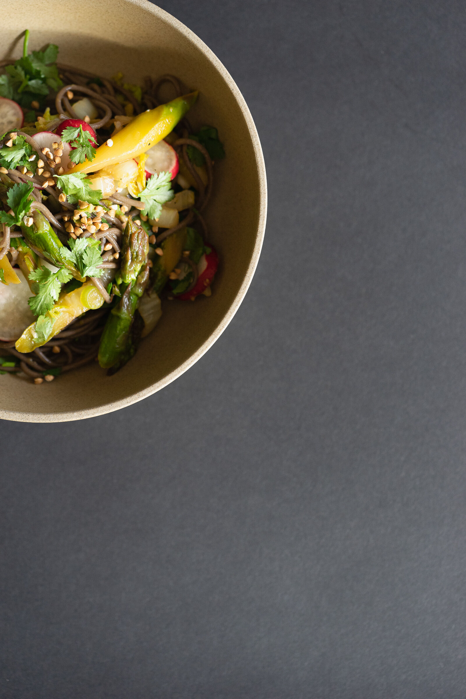 Sobanudel-Salat mit grünem Spargel und Reisessig-Vinaigrette