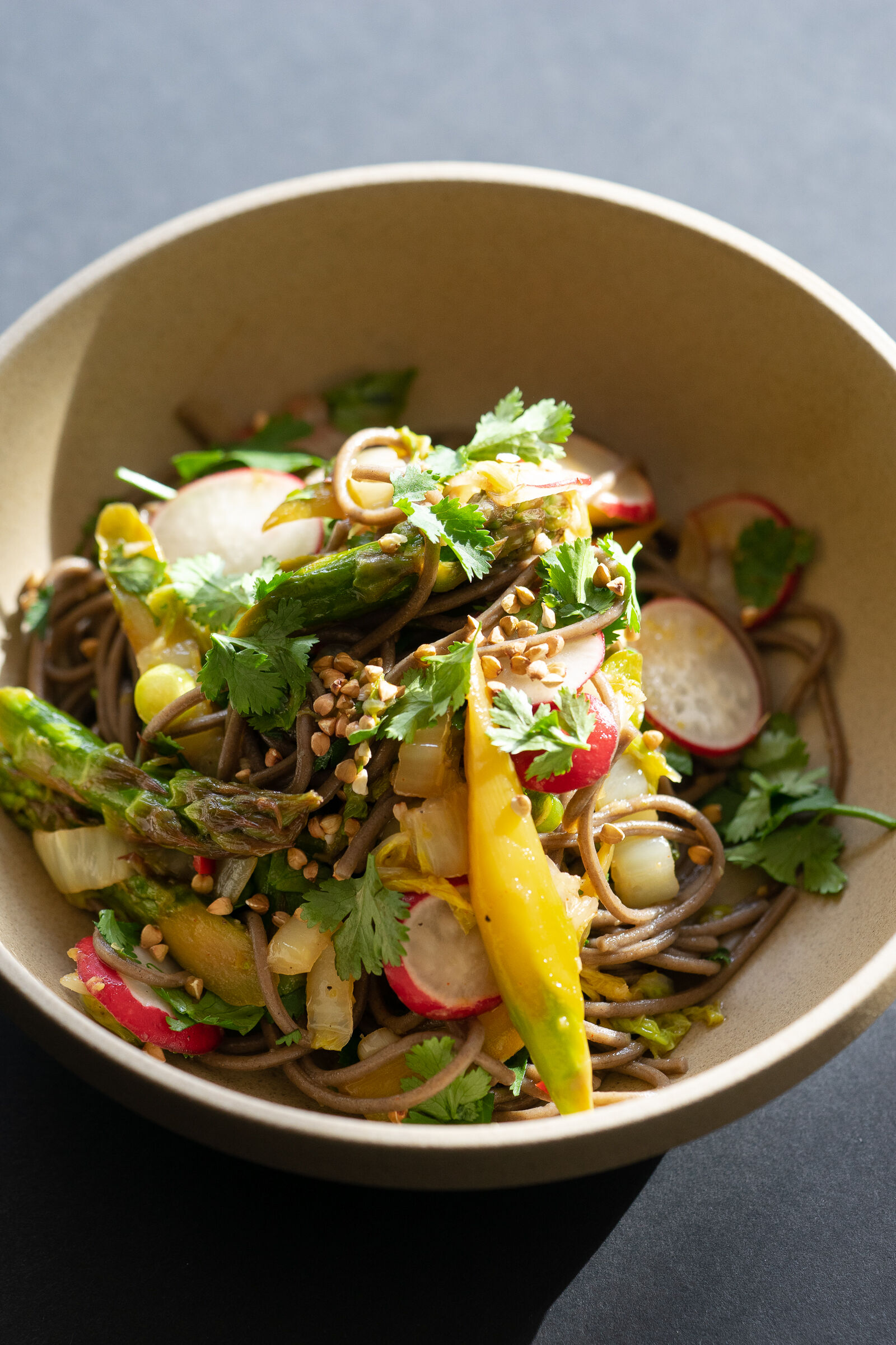 Sobanudel-Salat mit grünem Spargel und Reisessig-Vinaigrette