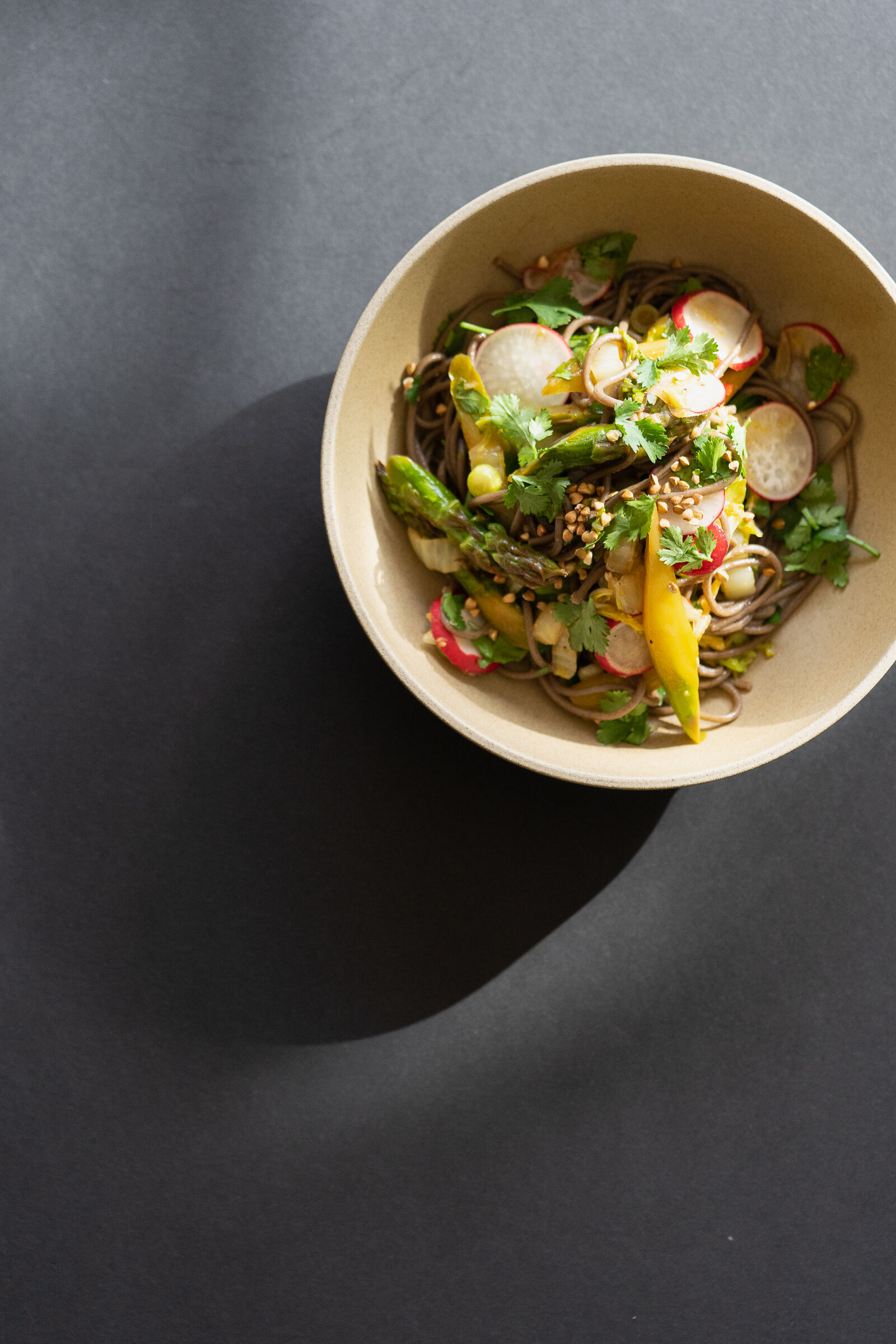 Sobanudel-Salat mit grünem Spargel und Reisessig-Vinaigrette