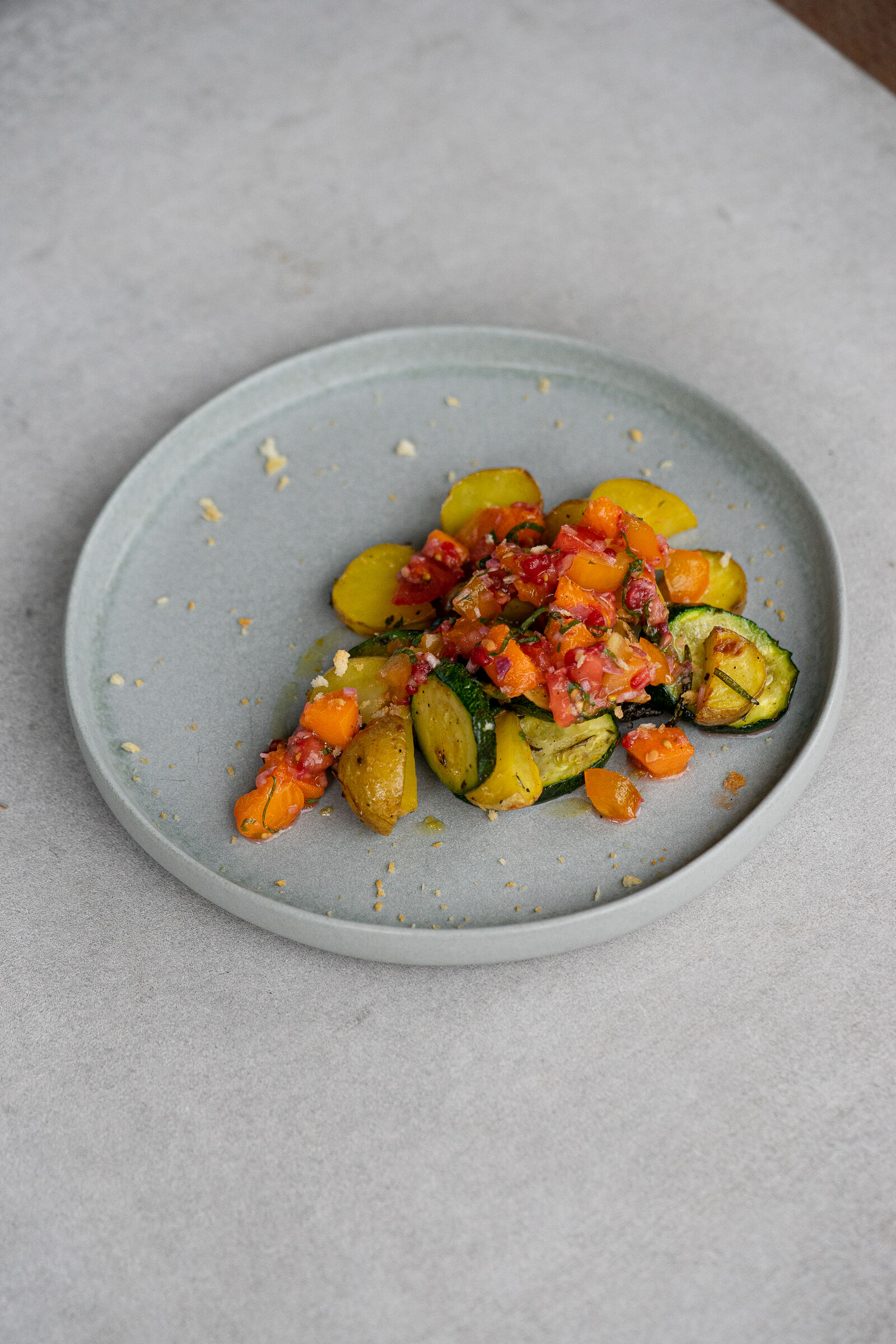 Kartoffel-Zucchettisalat mit Tomaten-Aprikosen-Salsa