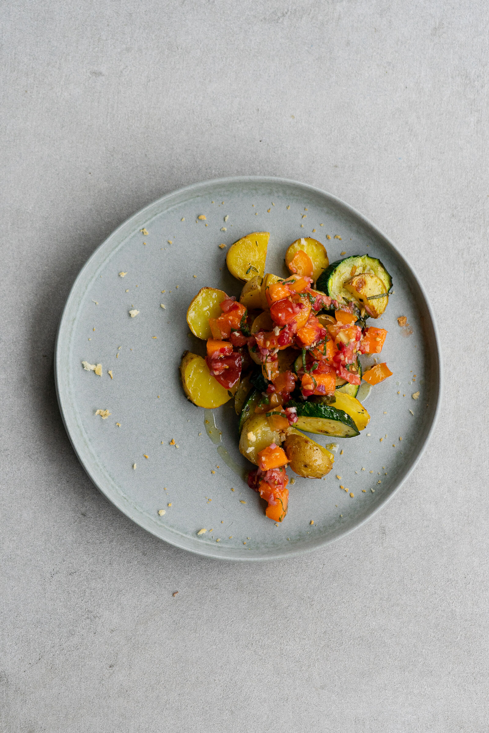 Kartoffel-Zucchettisalat mit Tomaten-Aprikosen-Salsa