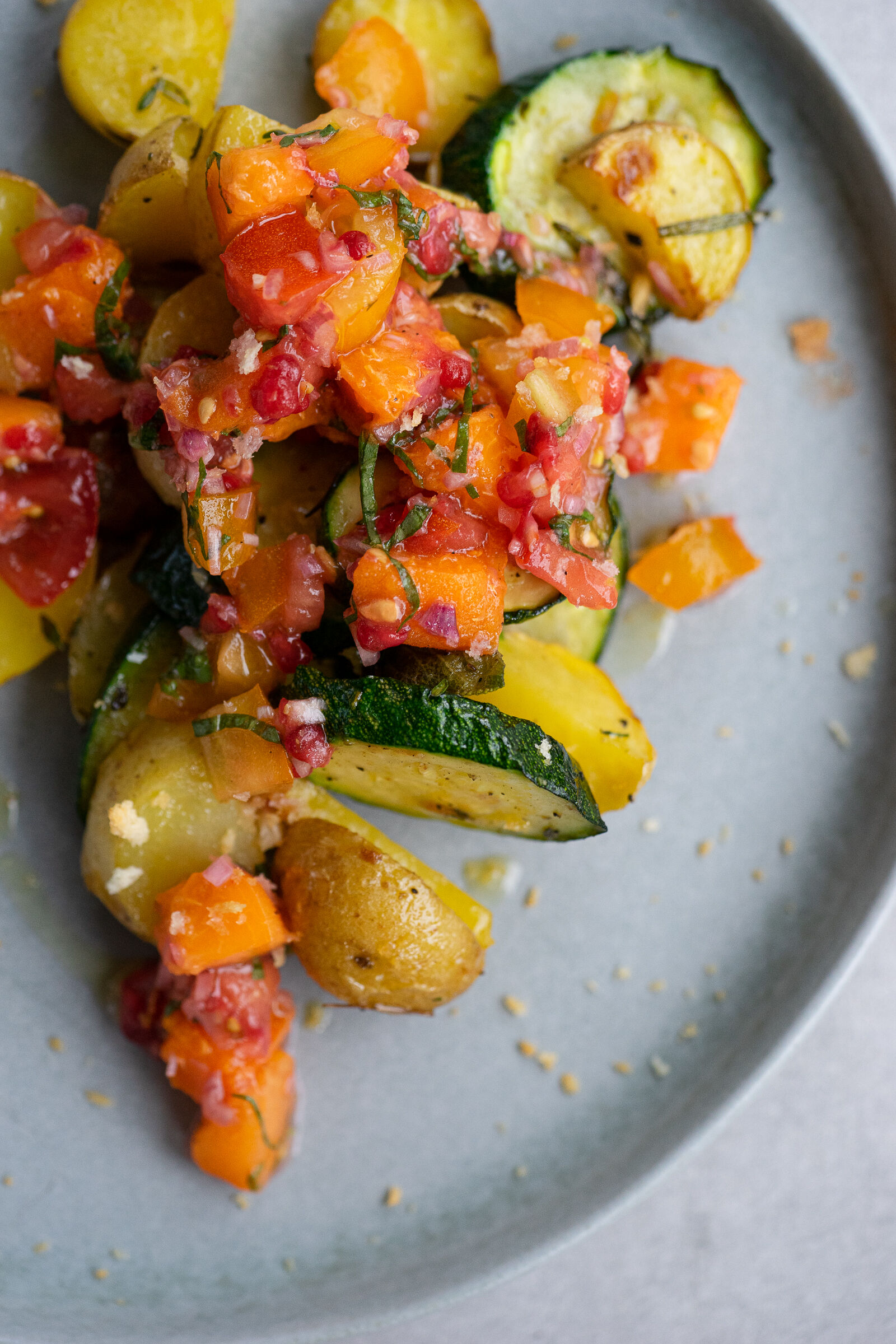 Kartoffel-Zucchettisalat mit Tomaten-Aprikosen-Salsa