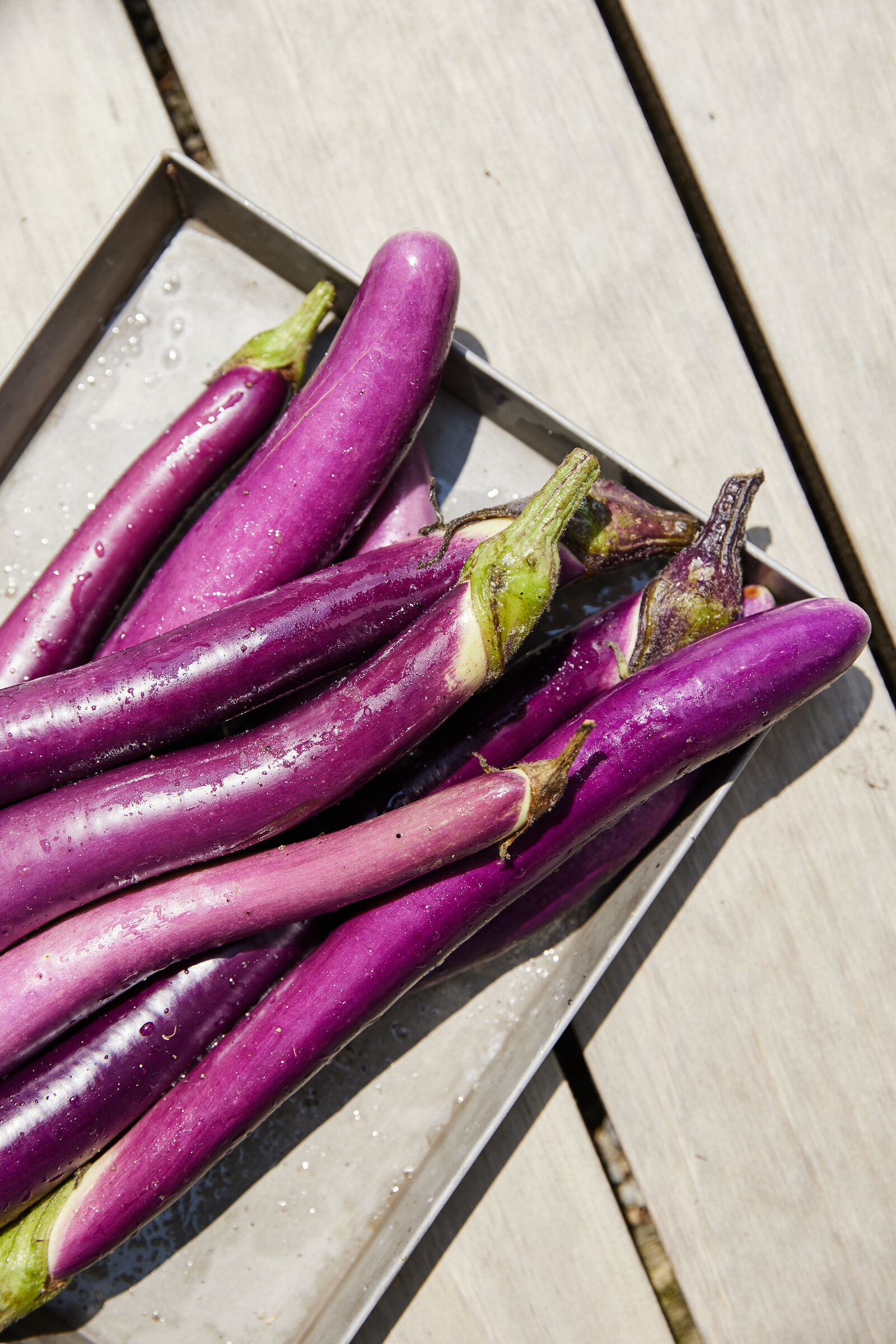 Fingerauberginen Nam Tok mit Sticky Rice-Pulver