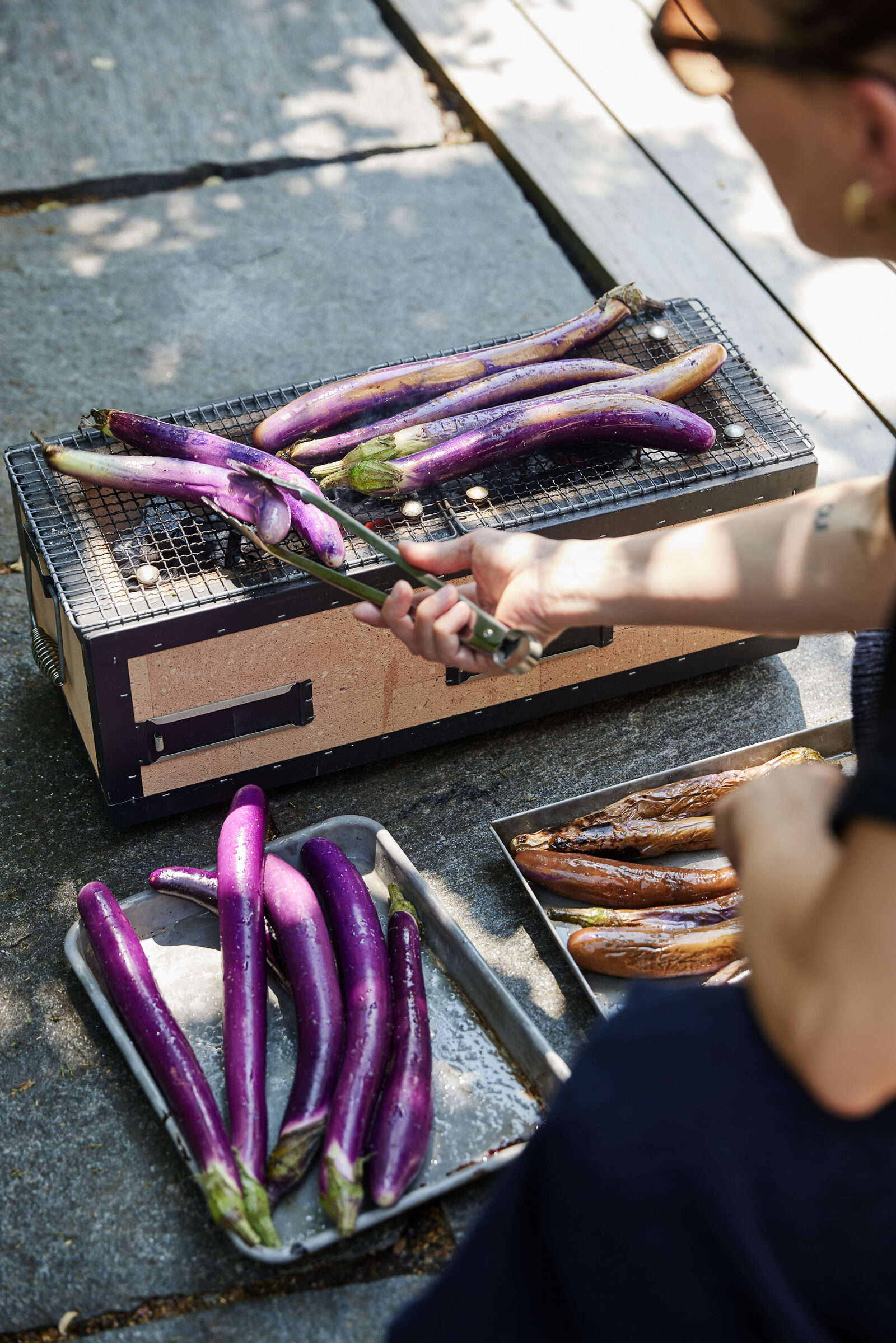 Fingerauberginen Nam Tok mit Sticky Rice-Pulver