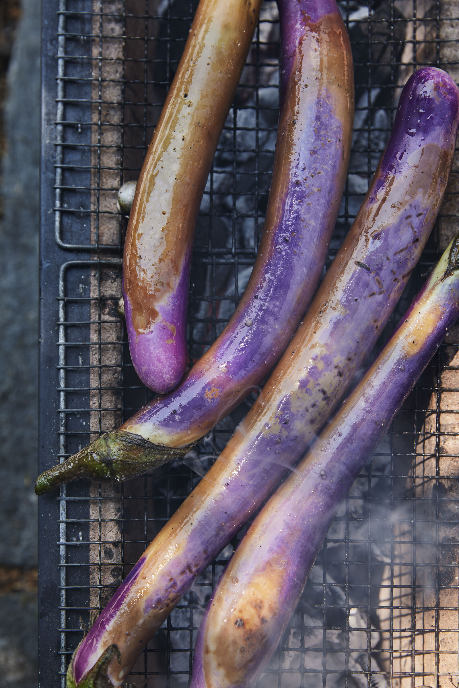 Fingerauberginen Nam Tok mit Sticky Rice-Pulver