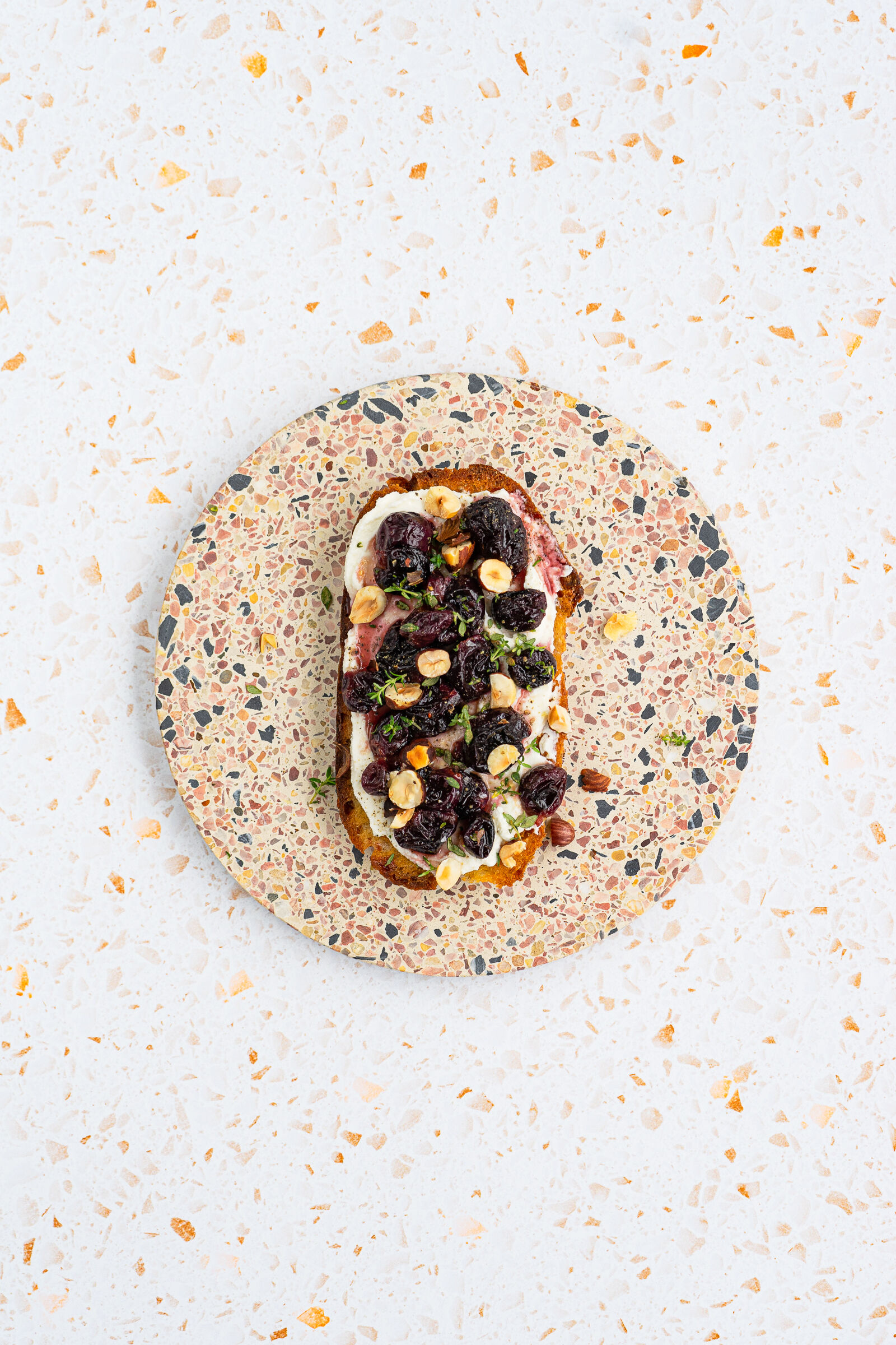 Sauerteigbrot mit gerösteten Trauben und Ricotta