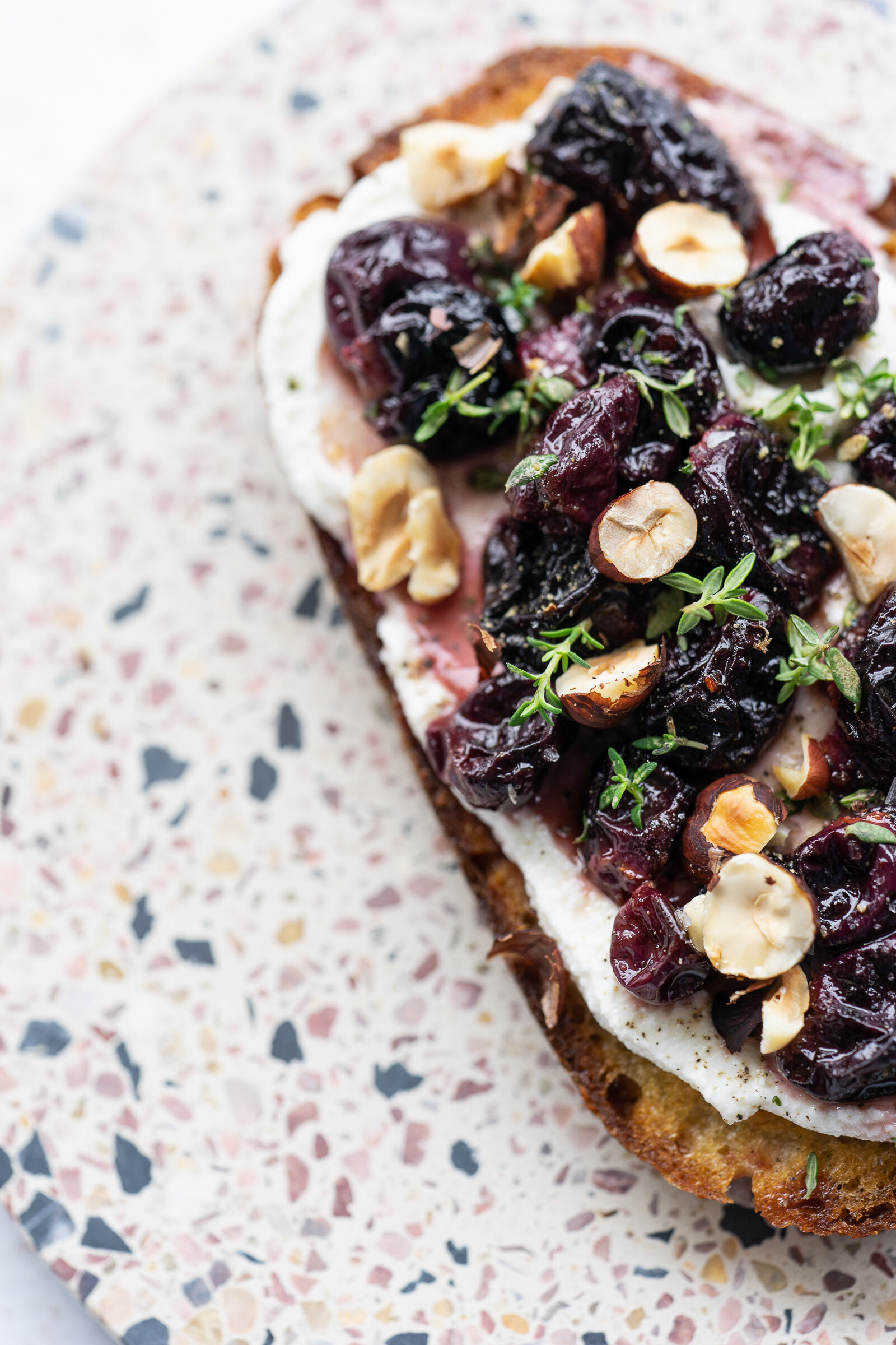 Sauerteigbrot mit gerösteten Trauben und Ricotta
