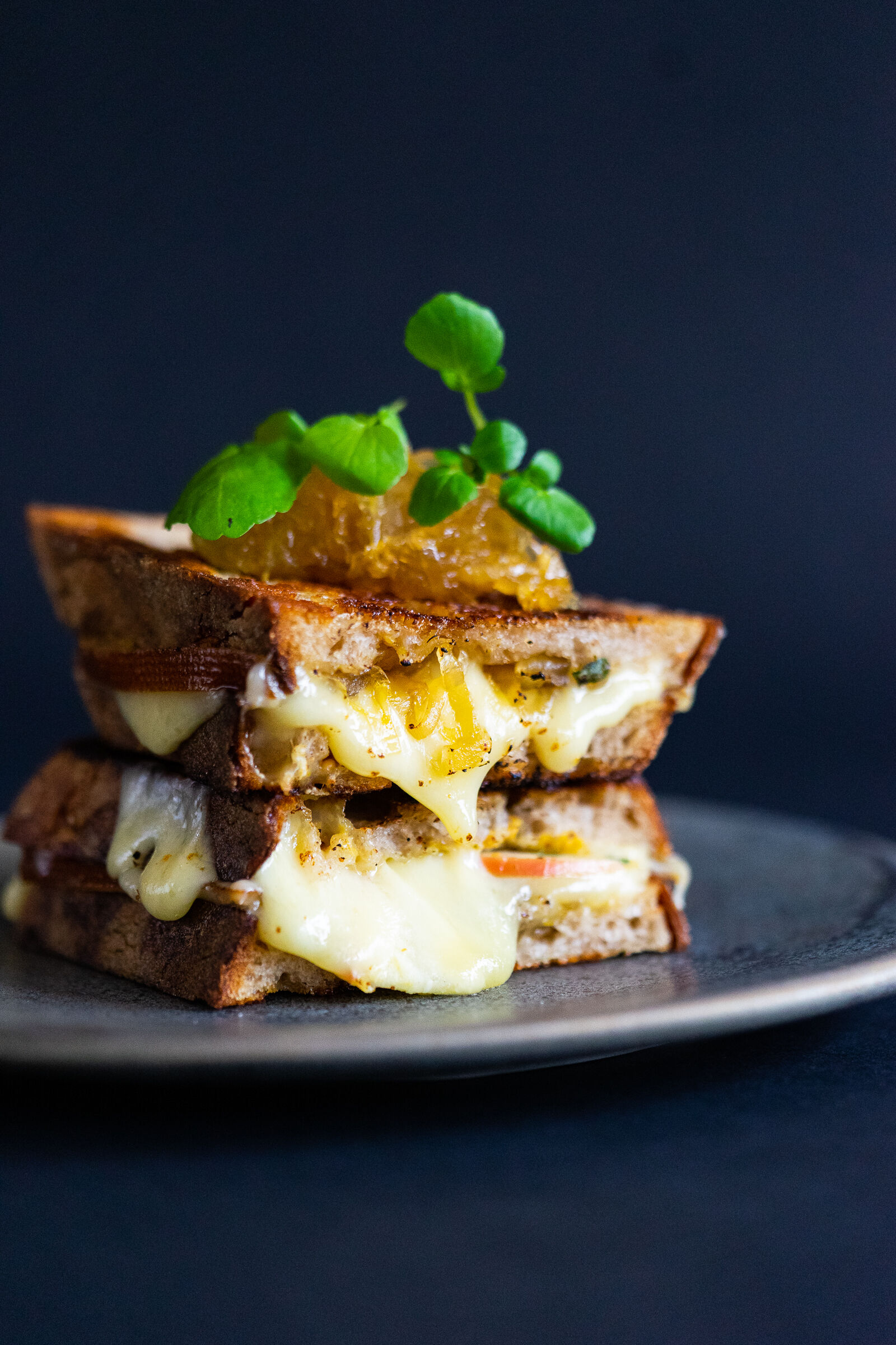 Raclette-Sandwich mit Chicorée, Apfel und Brunnenkresse