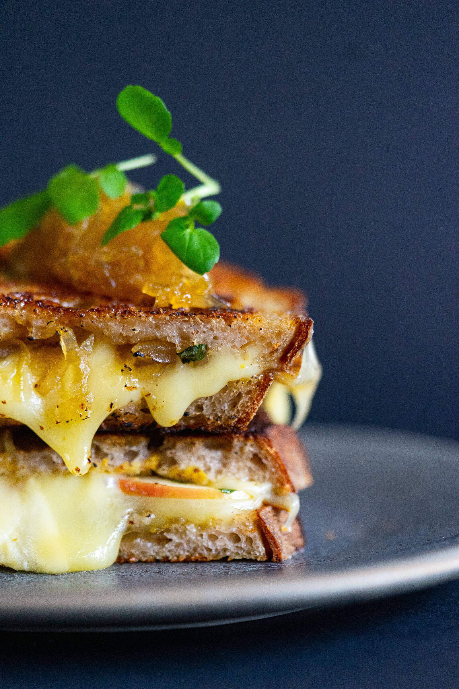 Raclette-Sandwich mit Chicorée, Apfel und Brunnenkresse