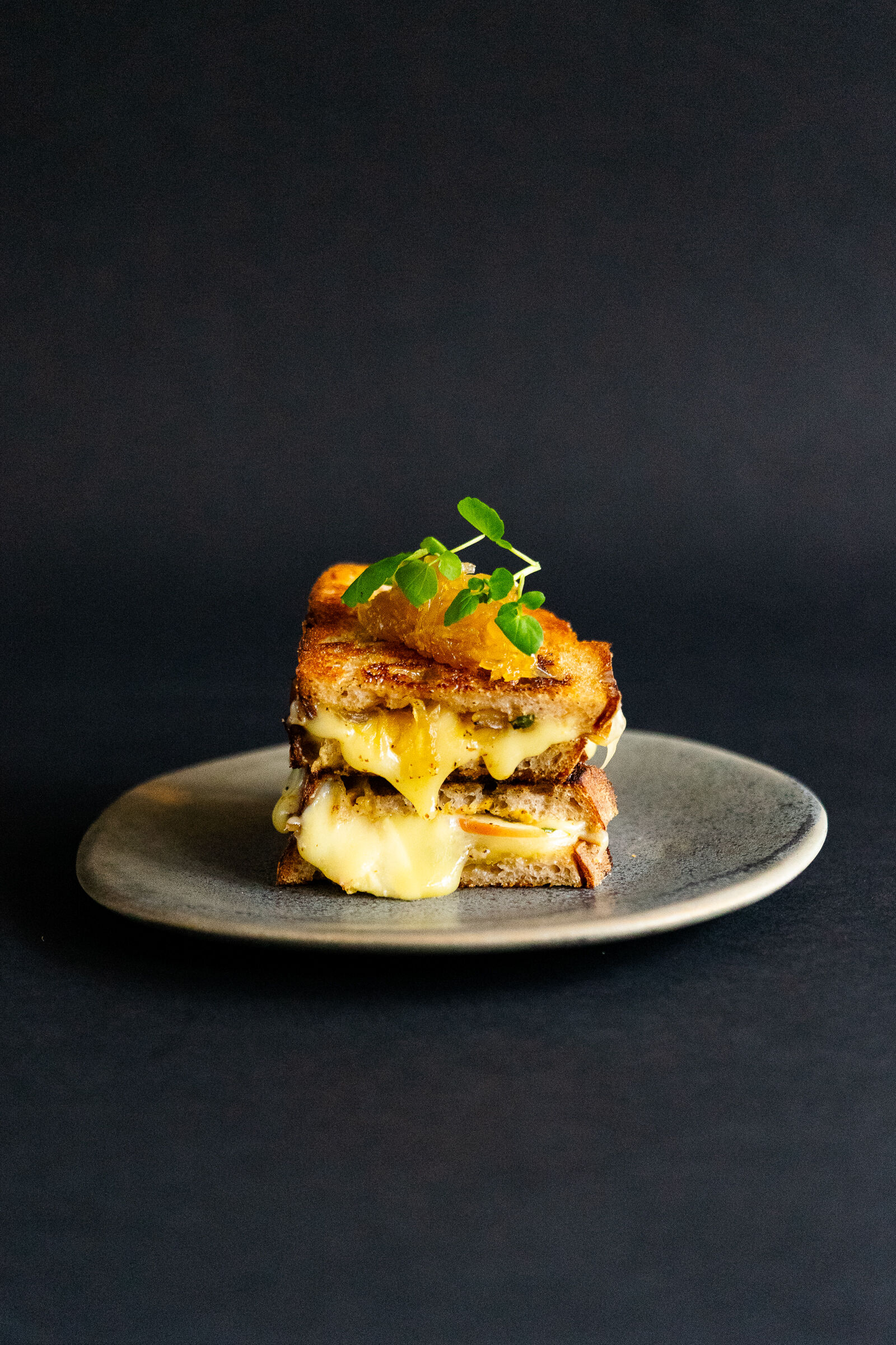 Raclette-Sandwich mit Chicorée, Apfel und Brunnenkresse