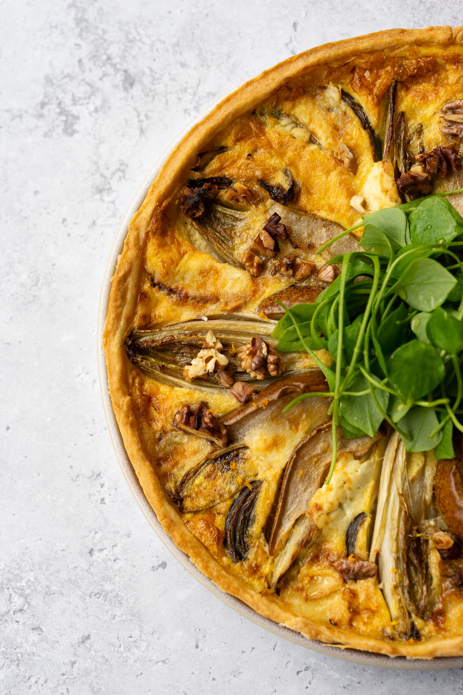 Chicorée-Wähe mit Birne, roten Zwiebeln und Baumnüssen