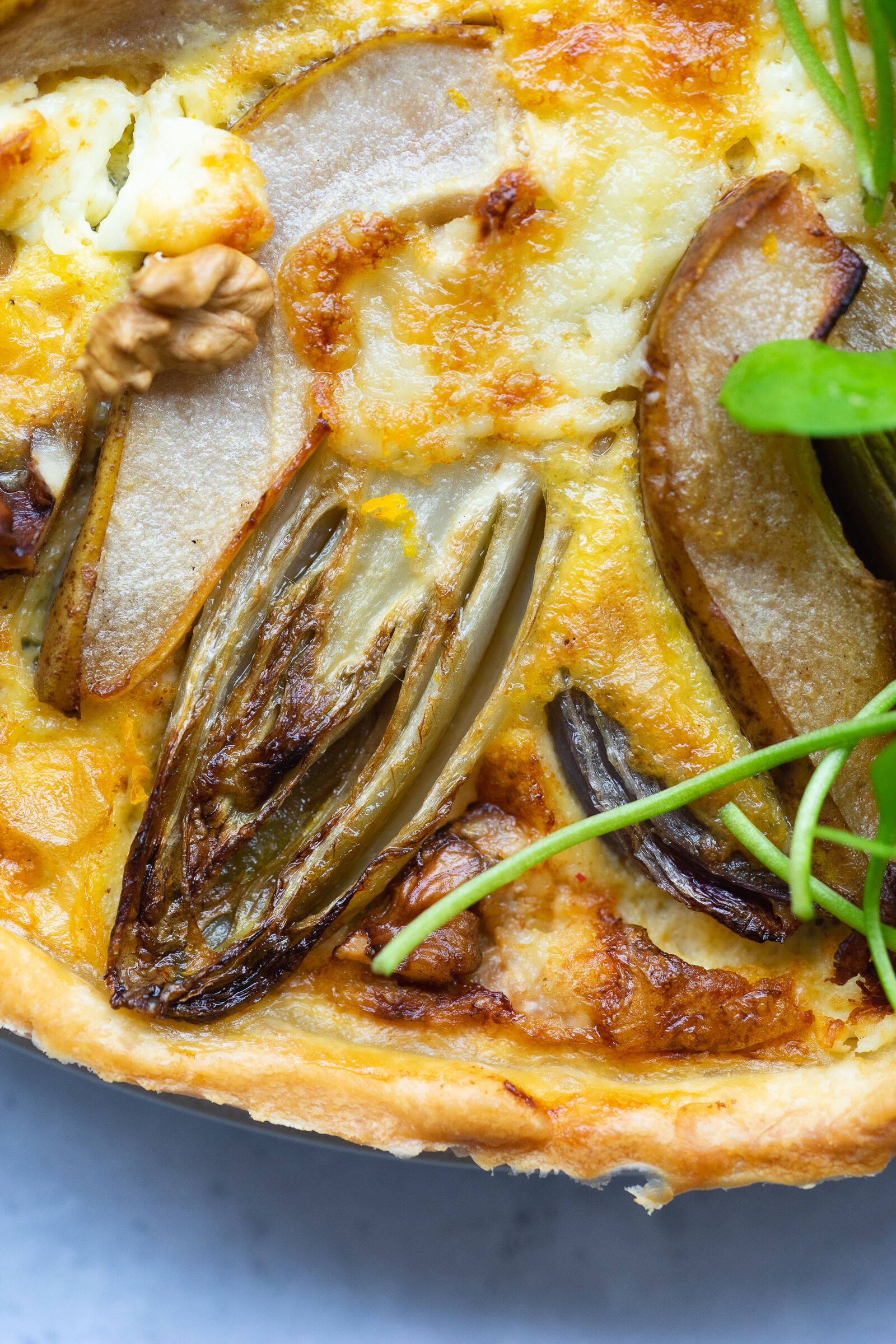 Chicorée-Wähe mit Birne, roten Zwiebeln und Baumnüssen