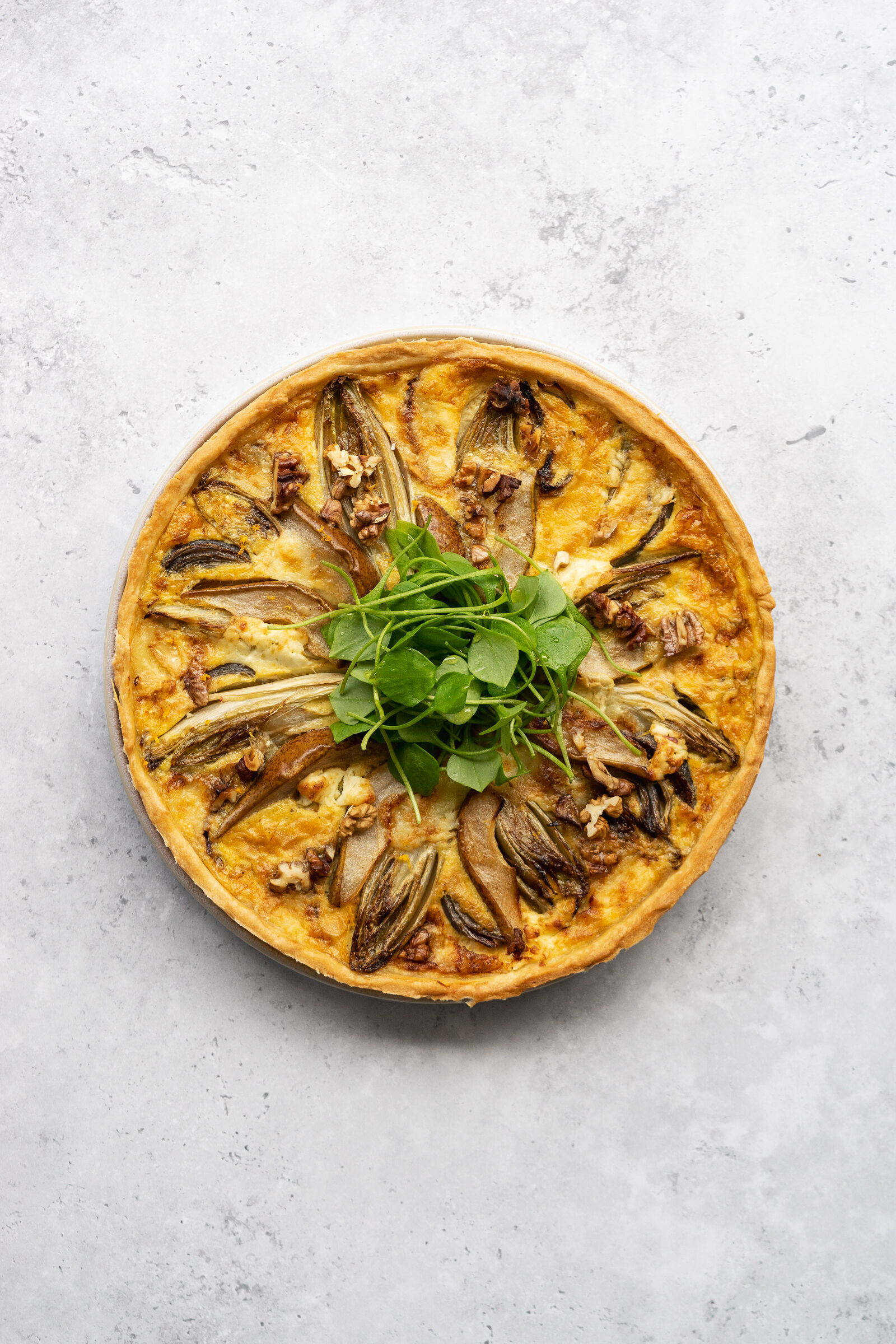 Chicorée-Wähe mit Birne, roten Zwiebeln und Baumnüssen