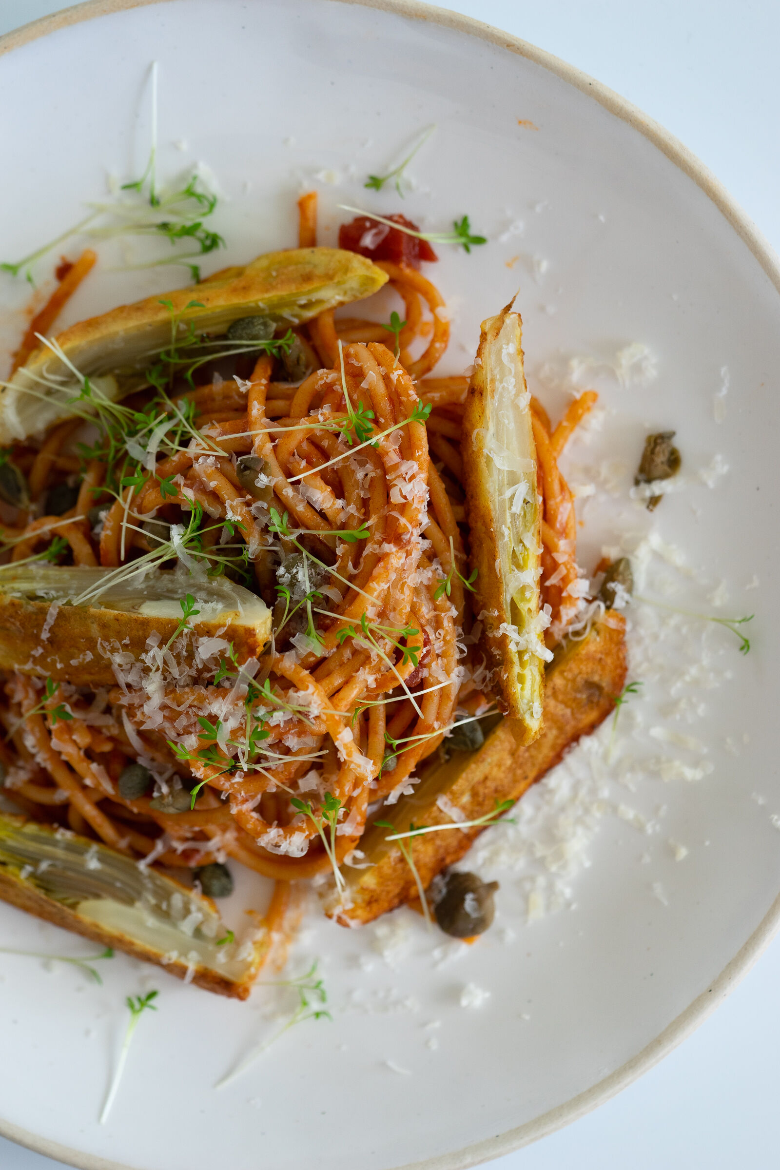 Chicorée-Piccata mit Tomatenspaghetti und Kapern