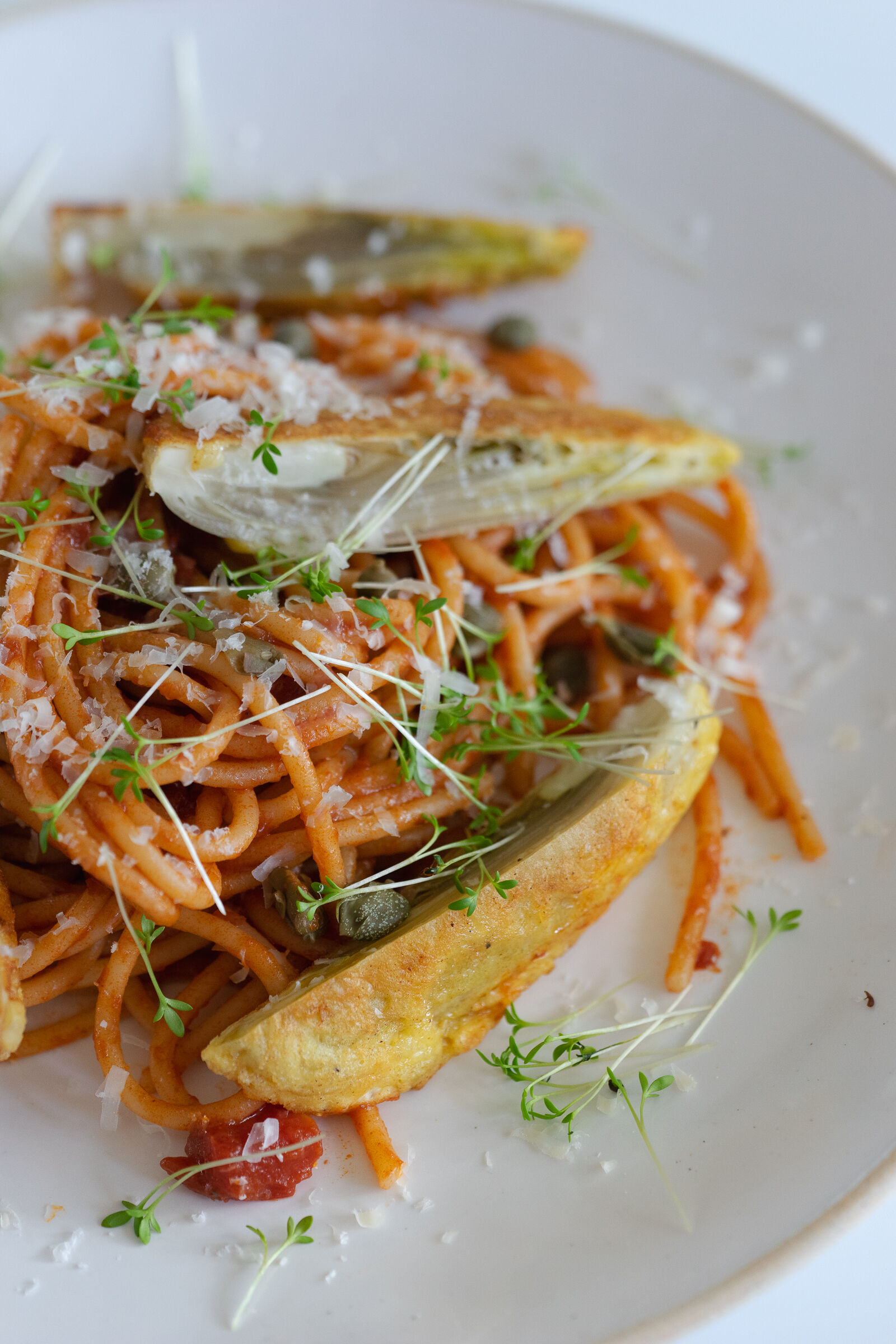 Chicorée-Piccata mit Tomatenspaghetti und Kapern