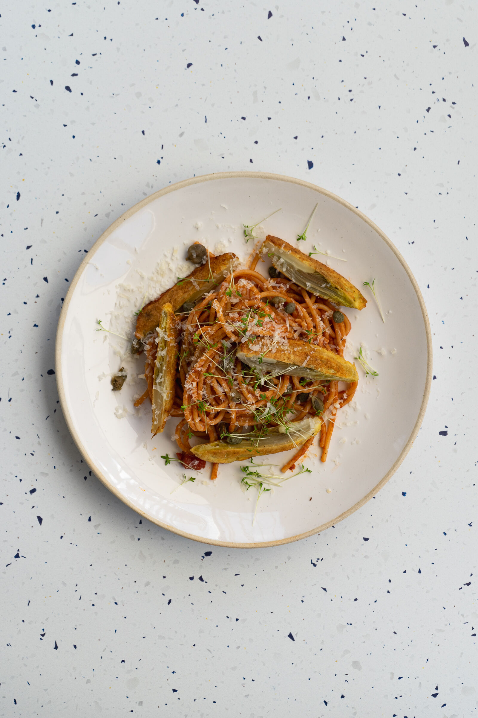 Chicorée-Piccata mit Tomatenspaghetti und Kapern