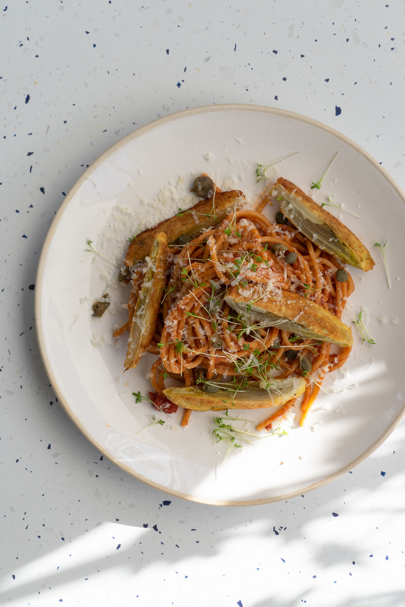 Chicorée-Piccata mit Tomatenspaghetti und Kapern