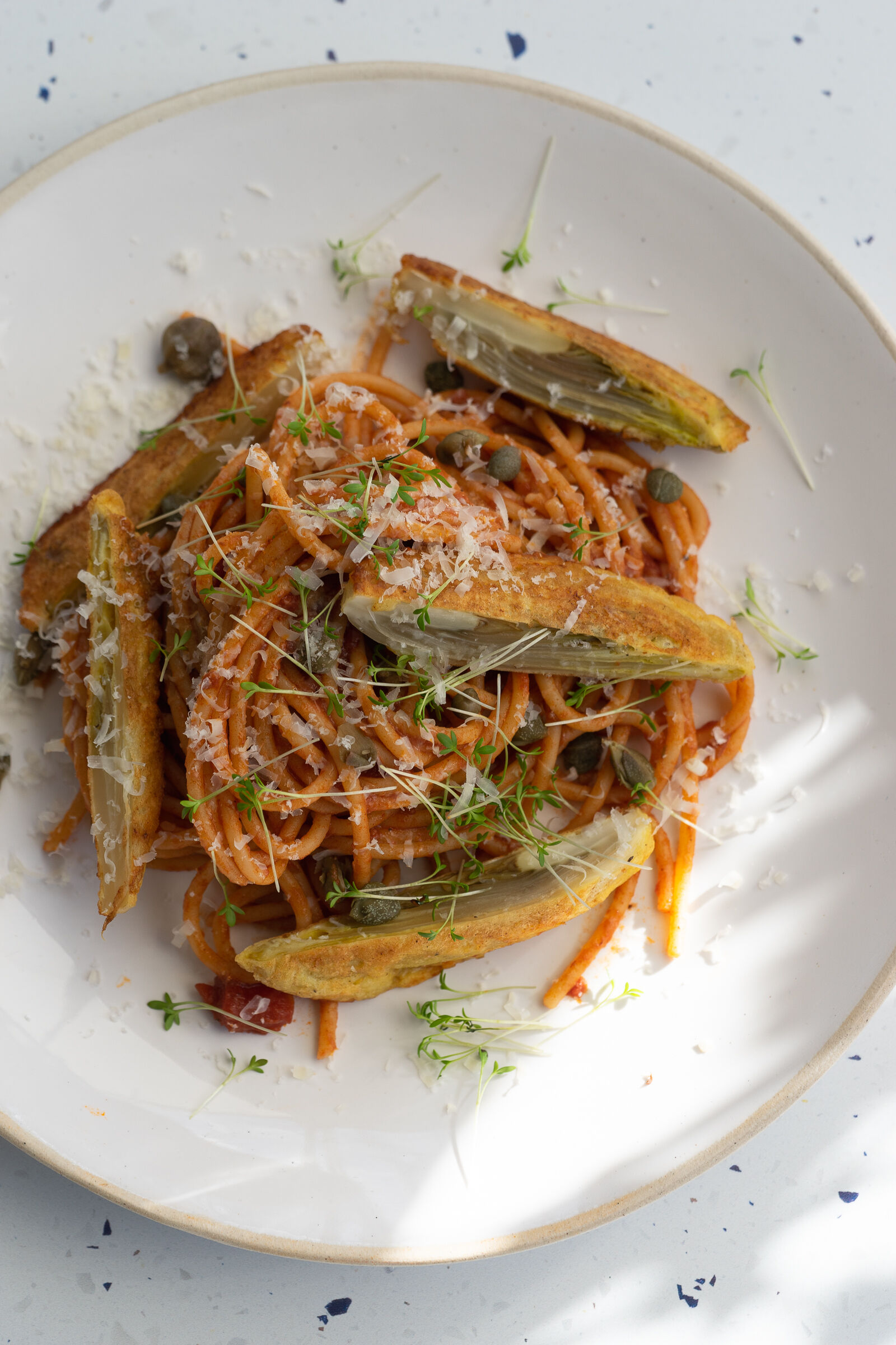 Chicorée-Piccata mit Tomatenspaghetti und Kapern