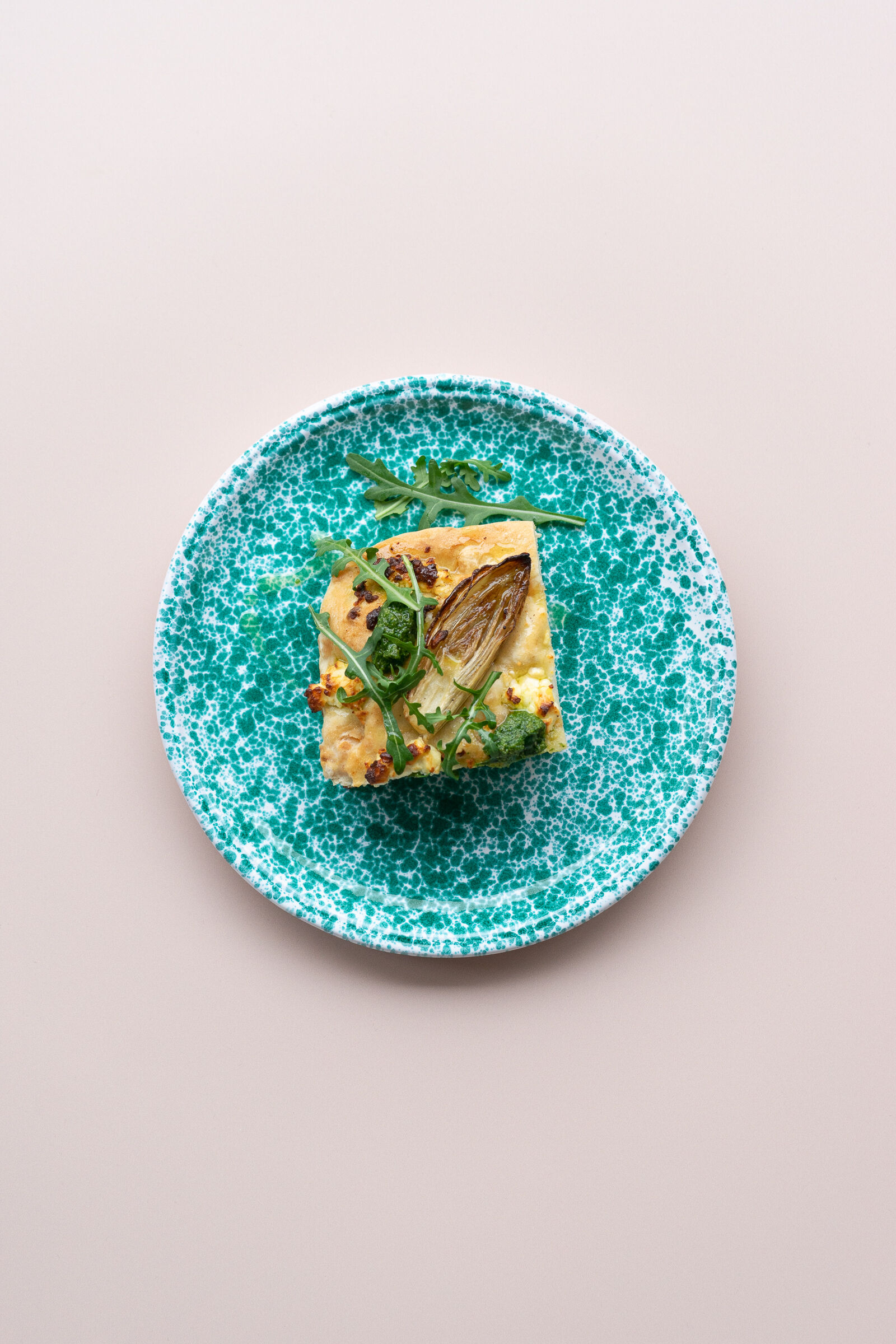 Focaccia mit Chicorée, Feta und Rucola-Pesto