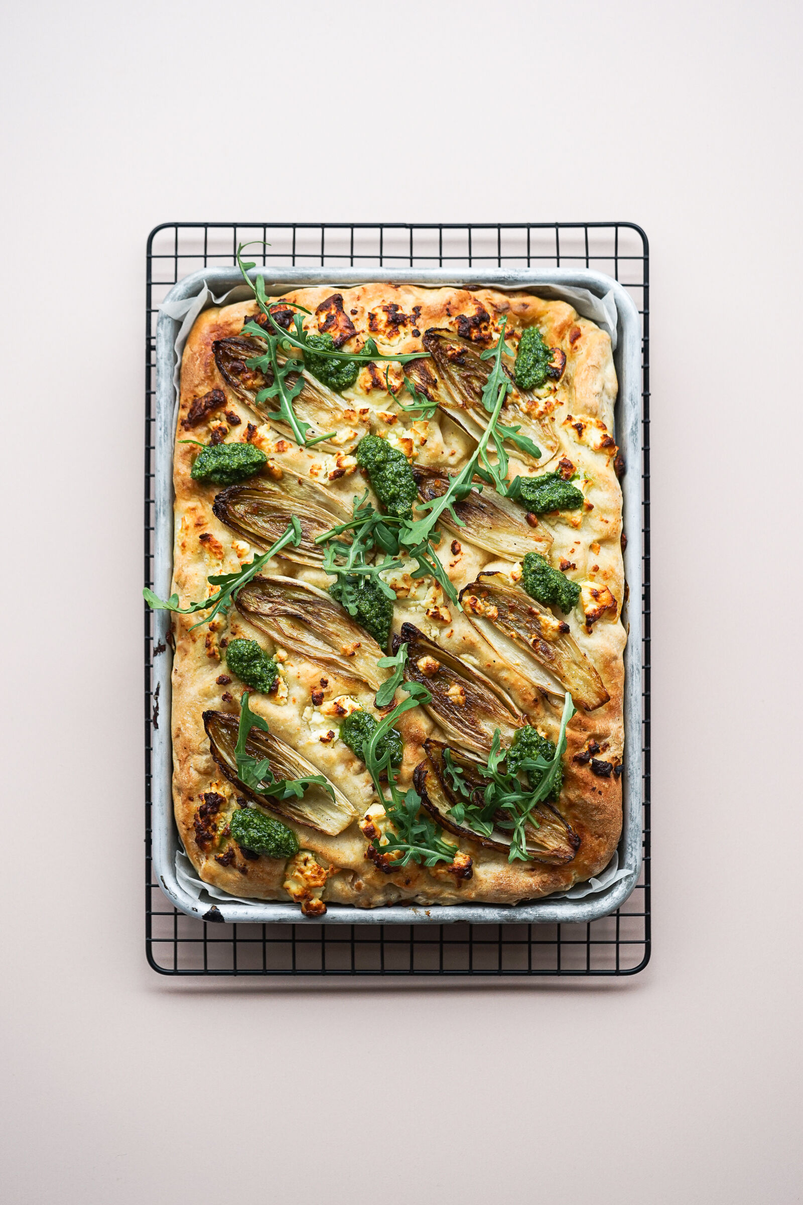 Focaccia mit Chicorée, Feta und Rucola-Pesto