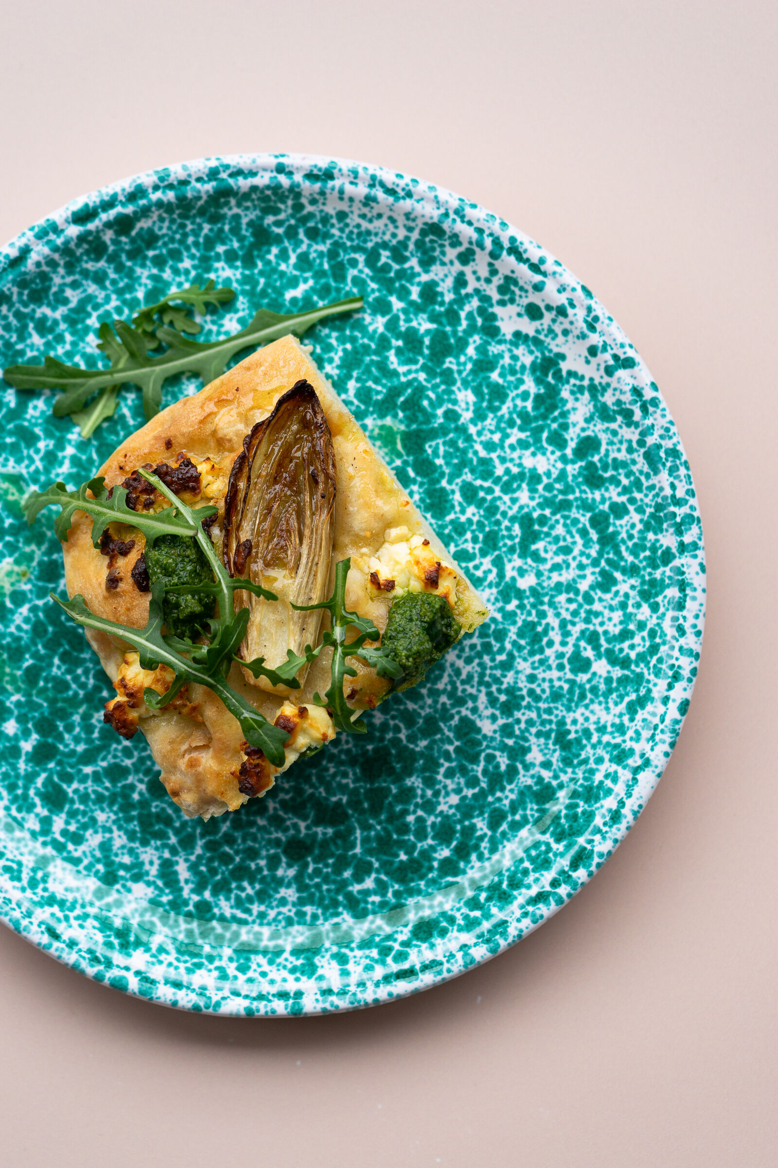 Focaccia mit Chicorée, Feta und Rucola-Pesto