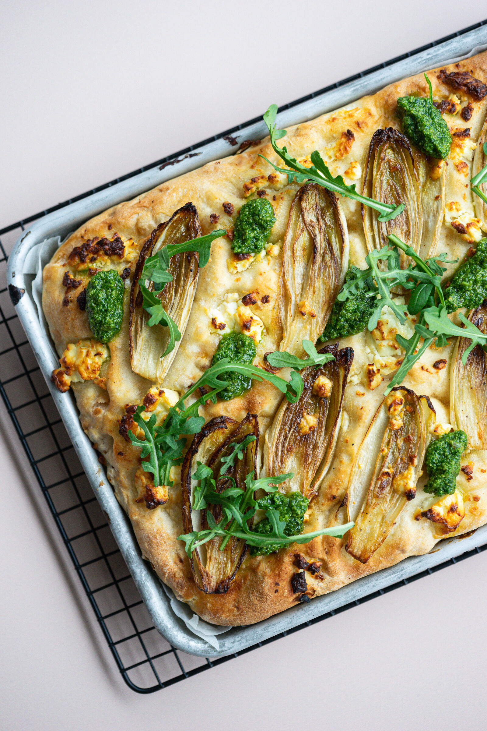 Focaccia mit Chicorée, Feta und Rucola-Pesto