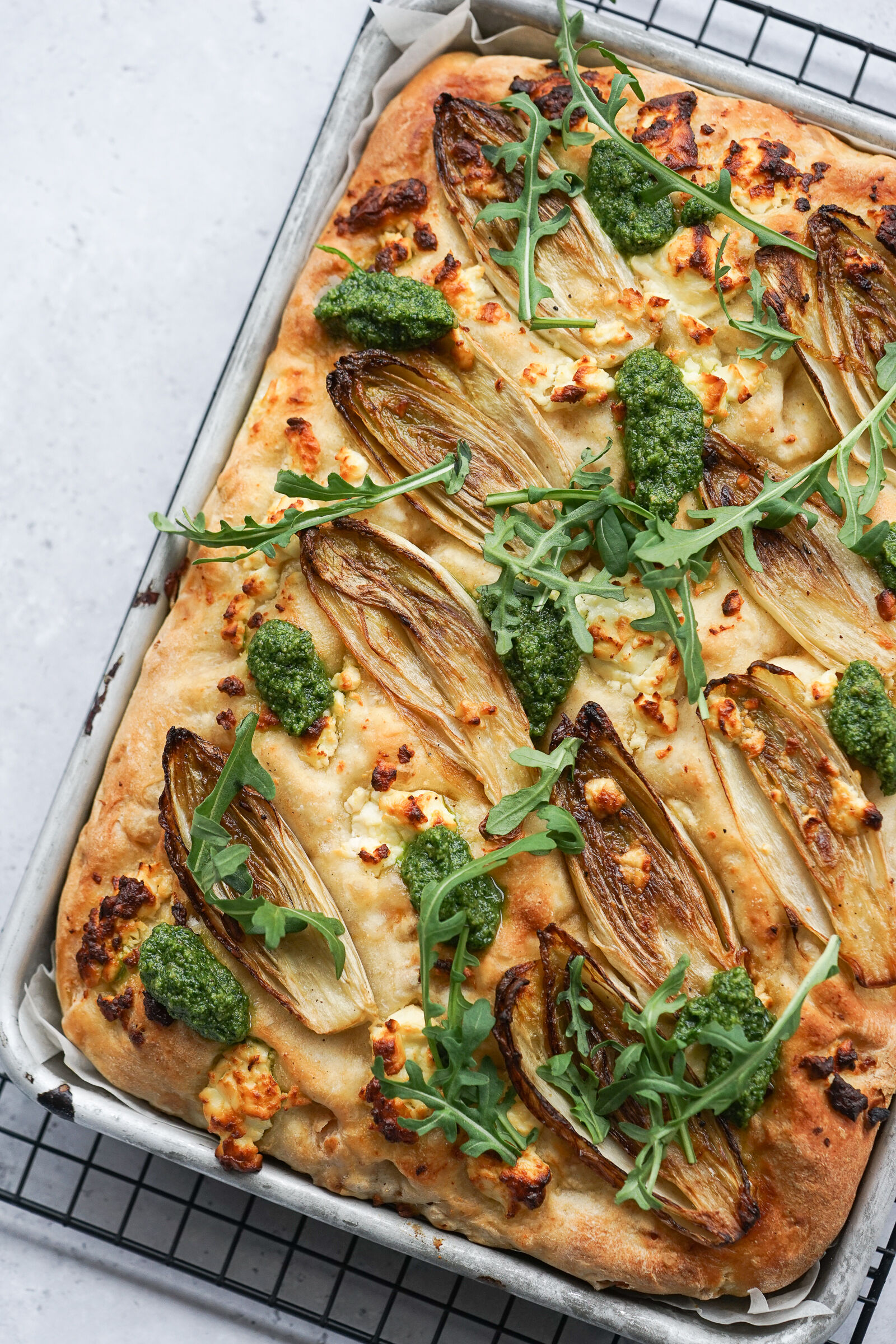 Focaccia mit Chicorée, Feta und Rucola-Pesto