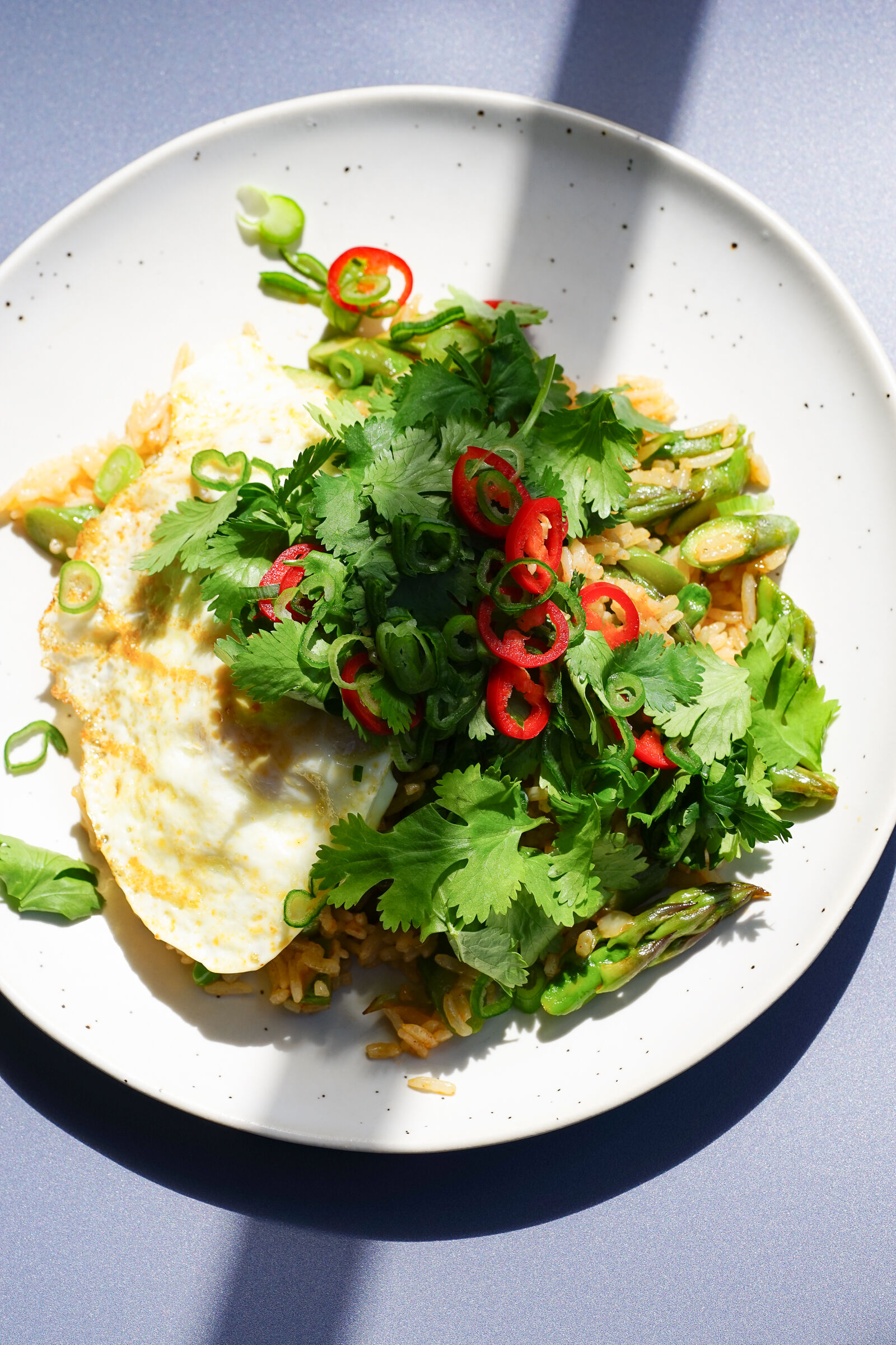 Fried Rice mit Spargel, Gochujang Butter und Spiegelei sunny side down