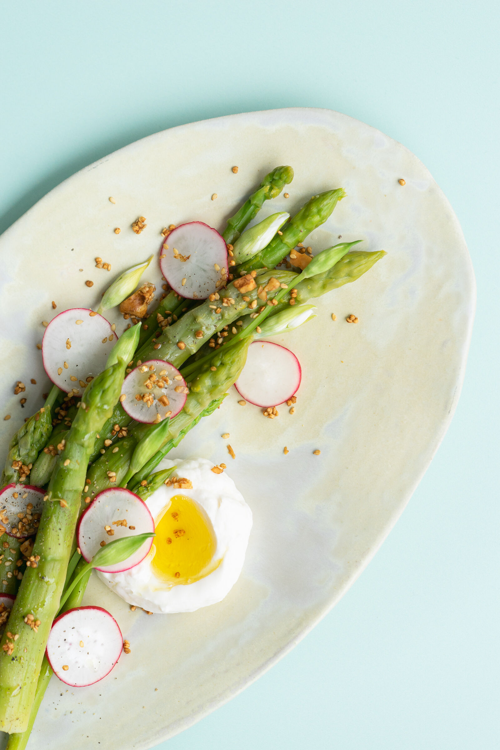 Grüner Spargel mit Kokos-Labneh und Quinoa-Crunch