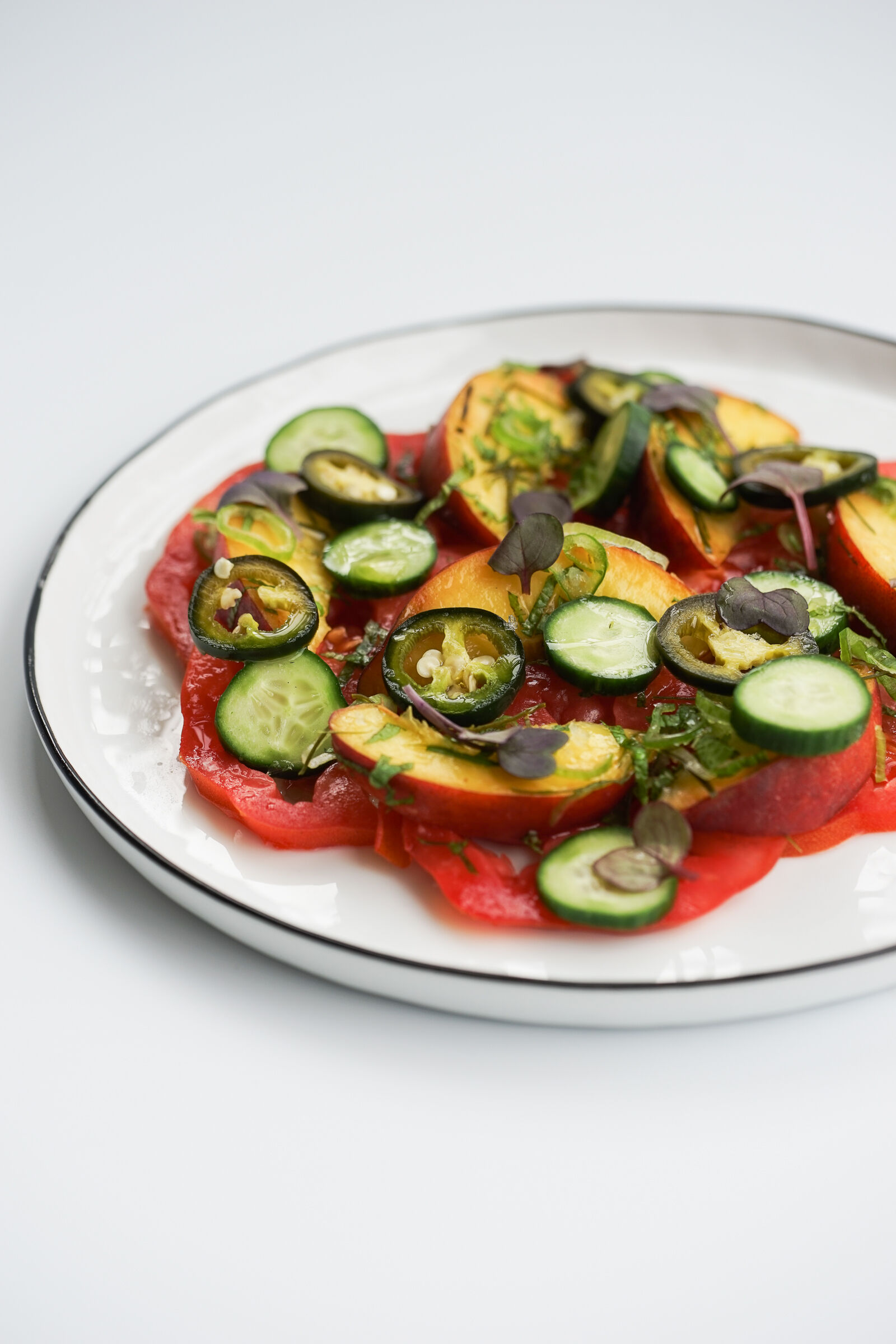 Ochsenherztomaten mit Pfirsich, Jalapeños und Kaffir-Limettenblättern