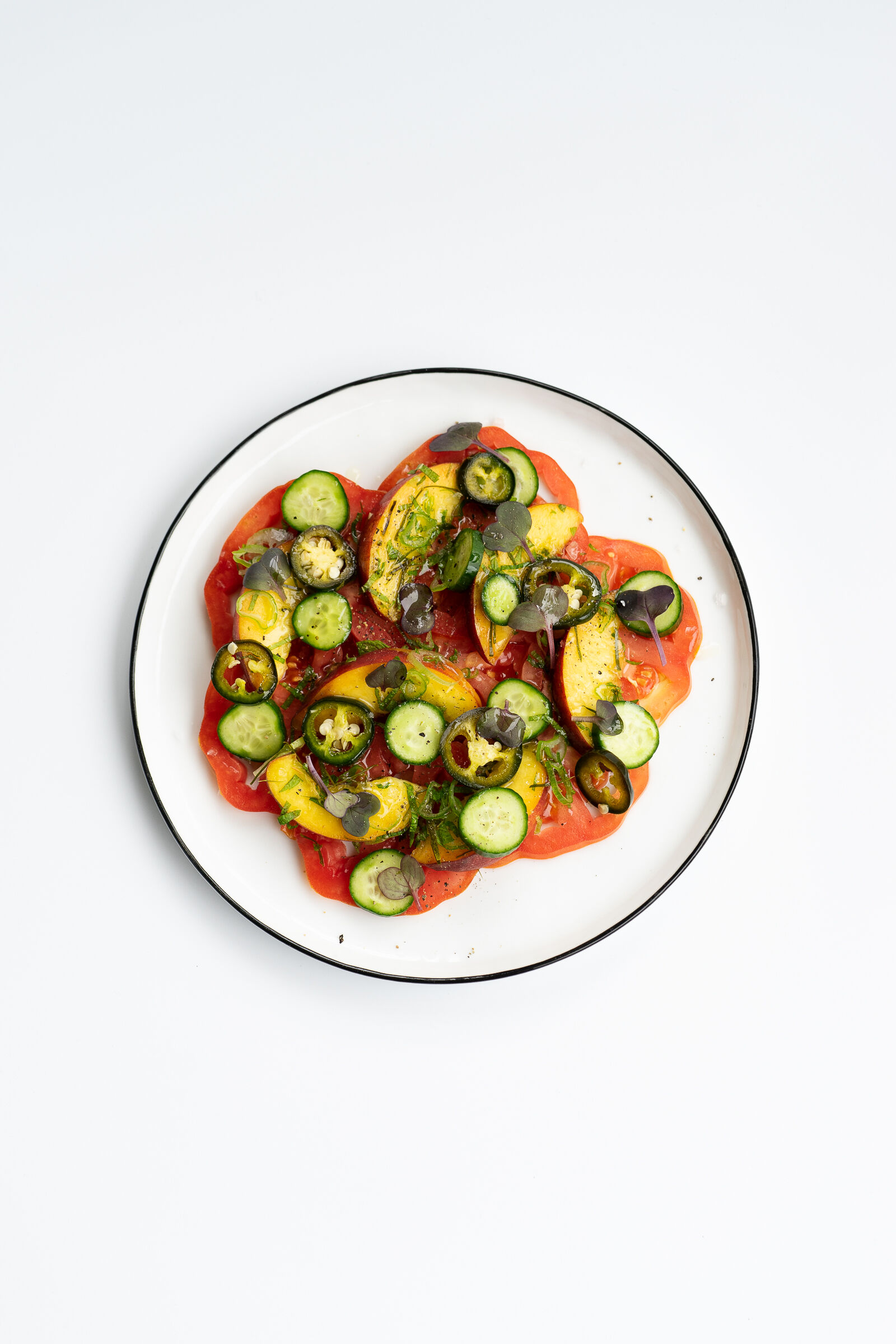 Ochsenherztomaten mit Pfirsich, Jalapeños und Kaffir-Limettenblättern