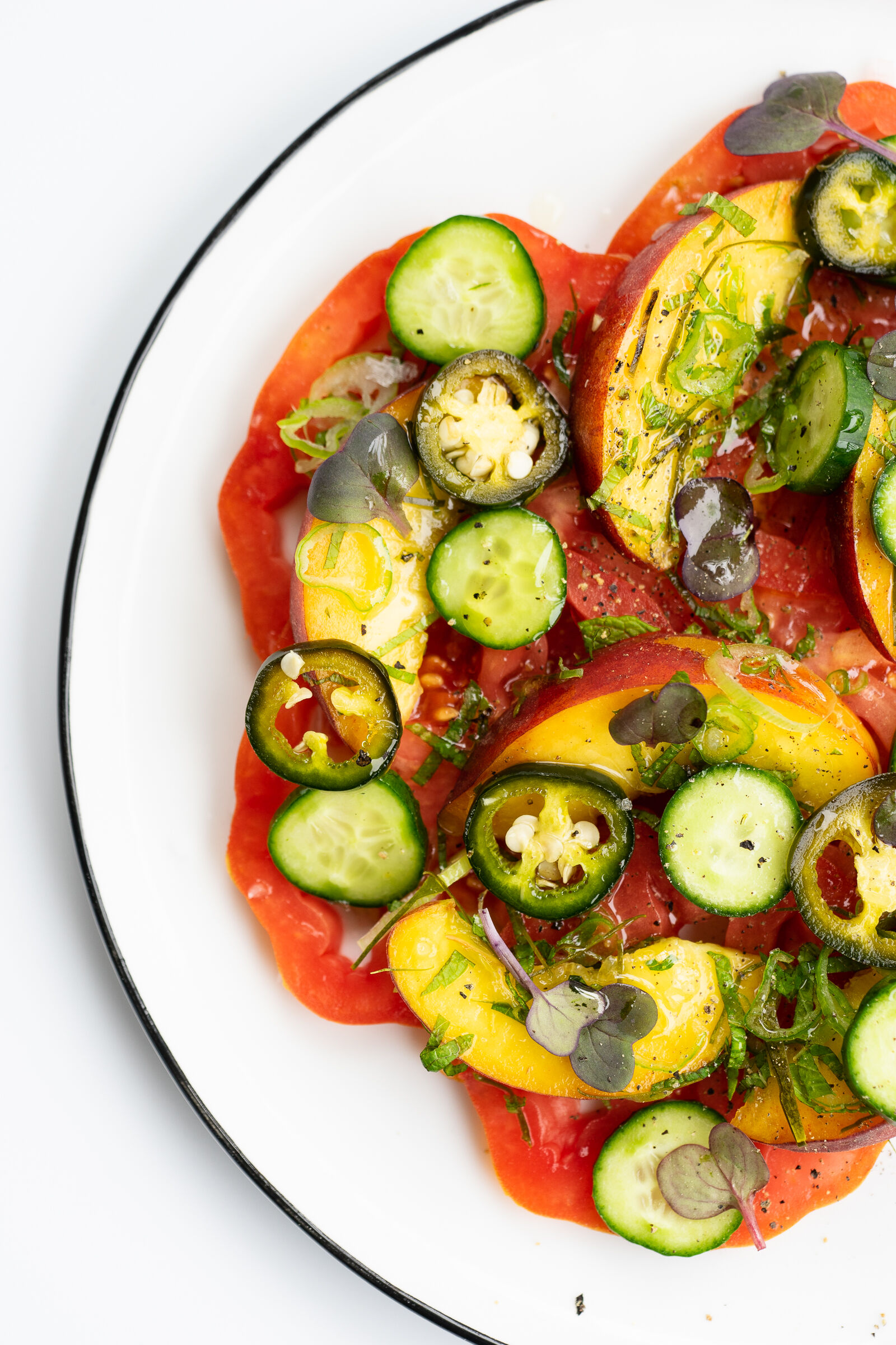 Ochsenherztomaten mit Pfirsich, Jalapeños und Kaffir-Limettenblättern