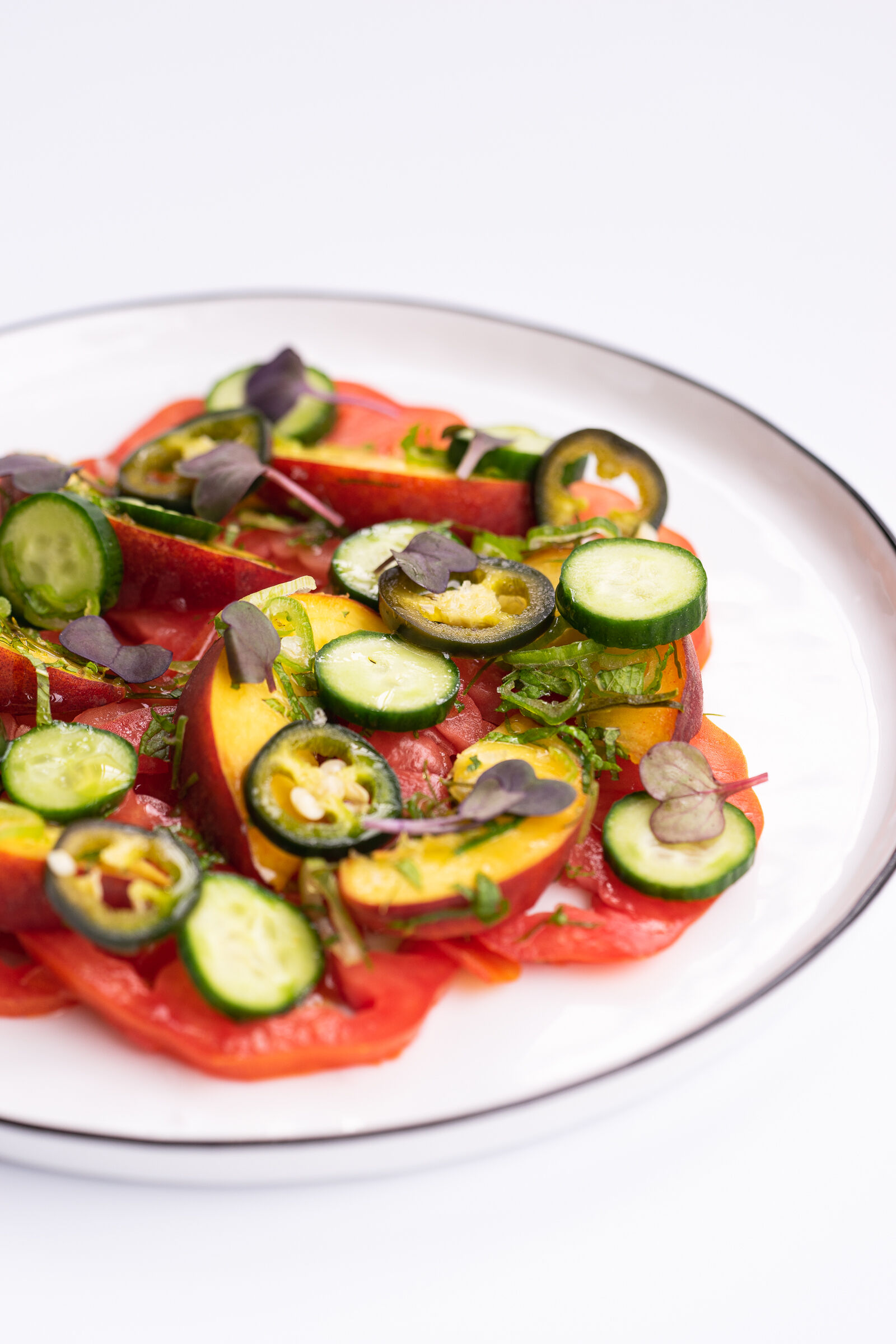 Ochsenherztomaten mit Pfirsich, Jalapeños und Kaffir-Limettenblättern