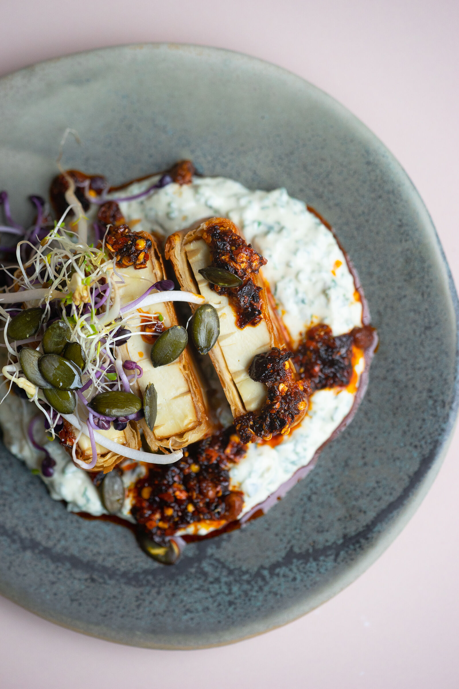 Strudelpäckli mit Tofu, Kräuterquark und Rayu