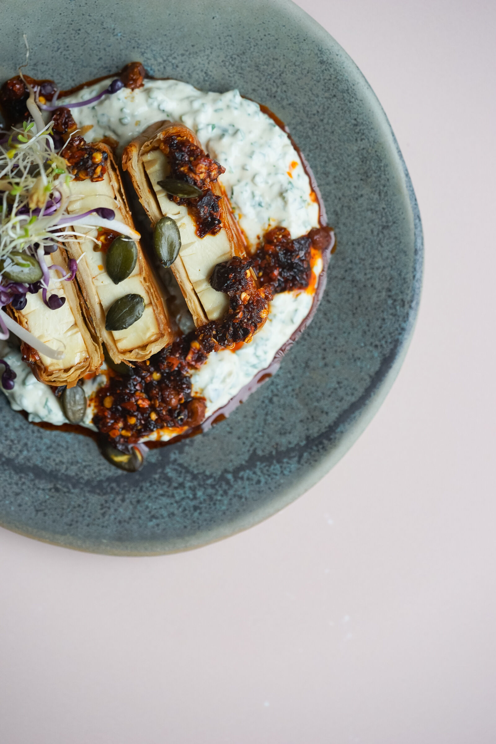 Strudelpäckli mit Tofu, Kräuterquark und Rayu