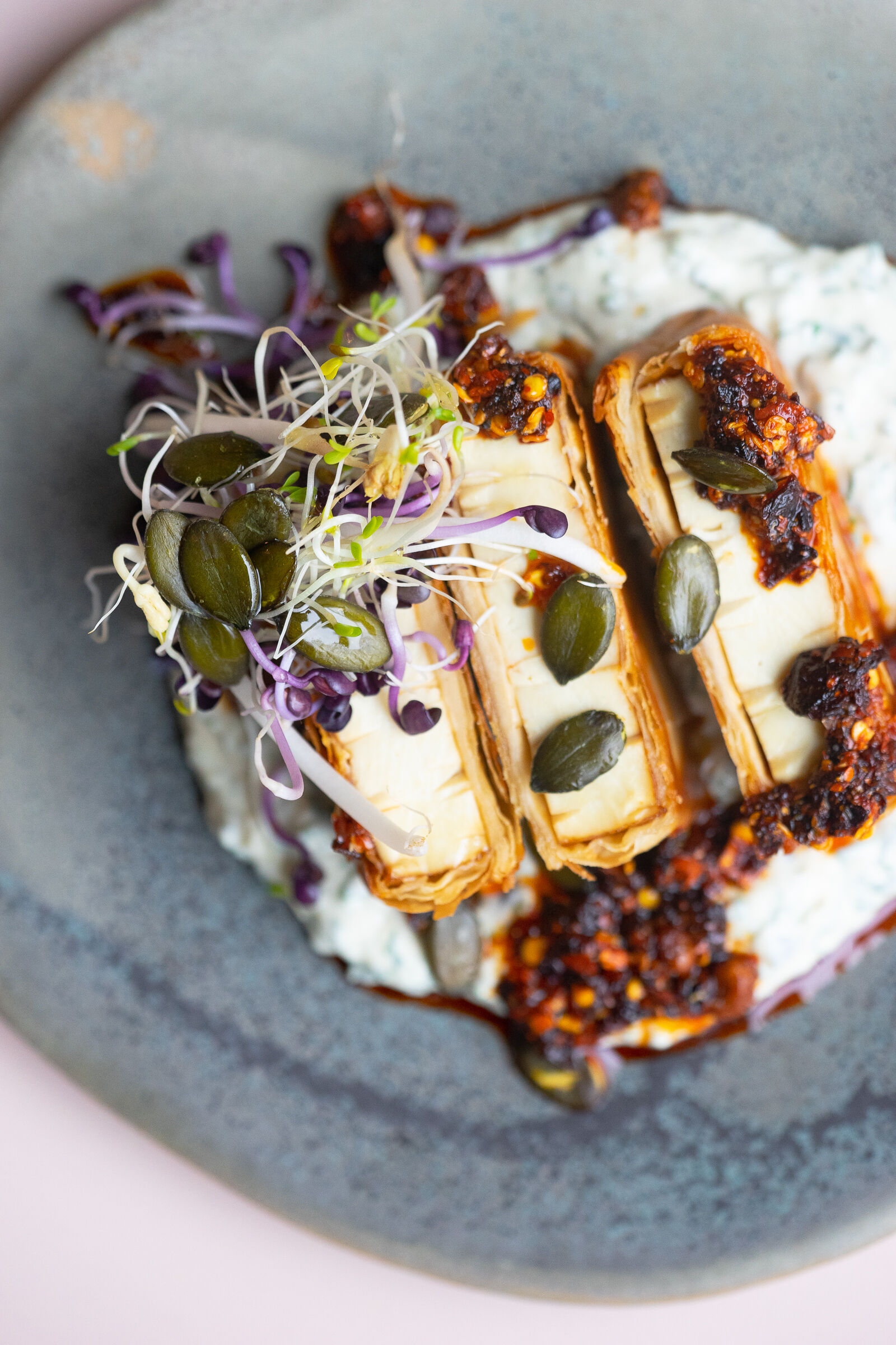 Strudelpäckli mit Tofu, Kräuterquark und Rayu