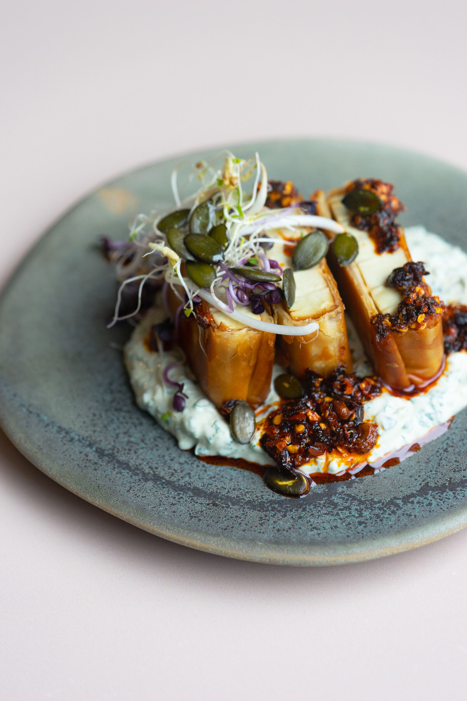 Strudelpäckli mit Tofu, Kräuterquark und Rayu