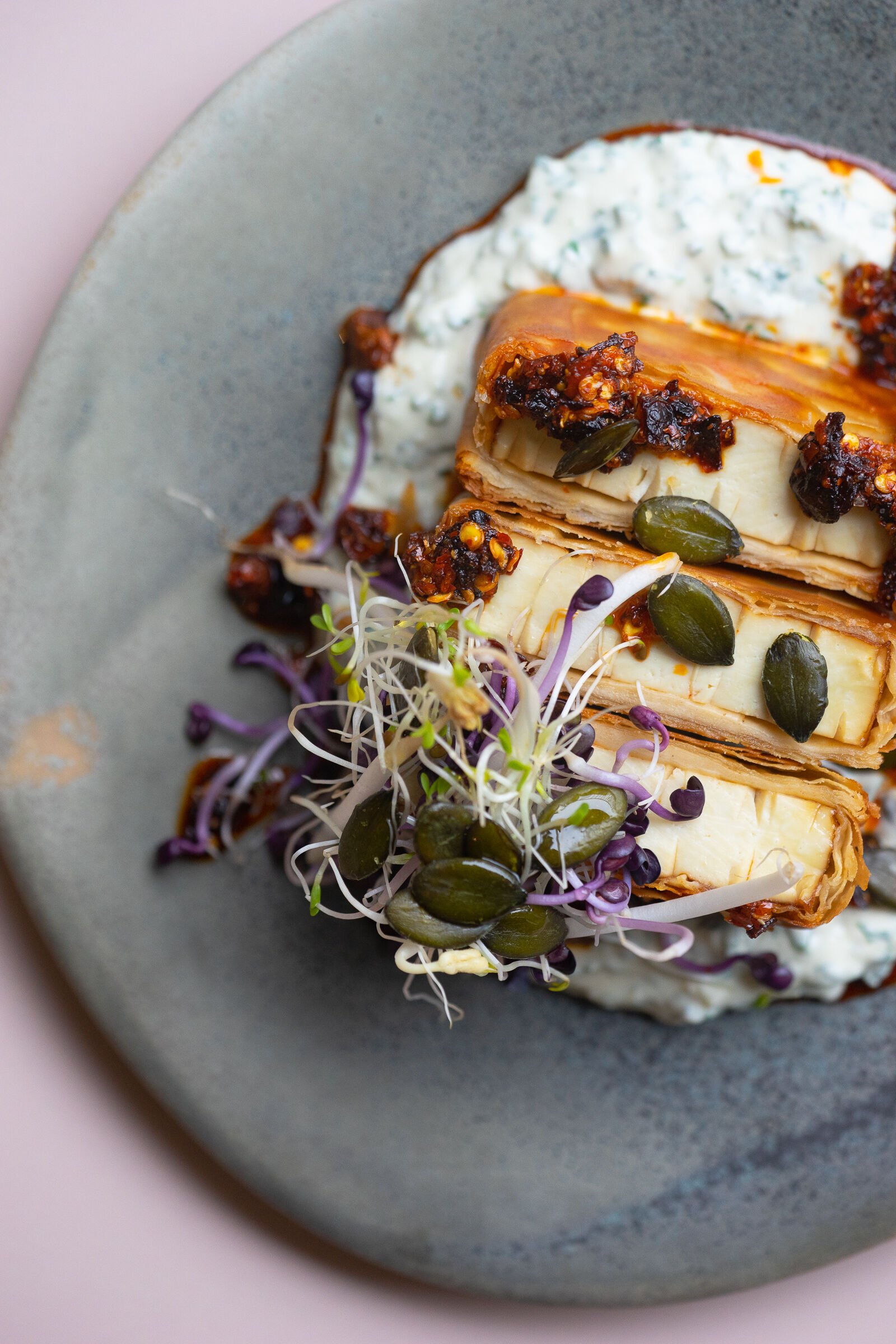 Strudelpäckli mit Tofu, Kräuterquark und Rayu